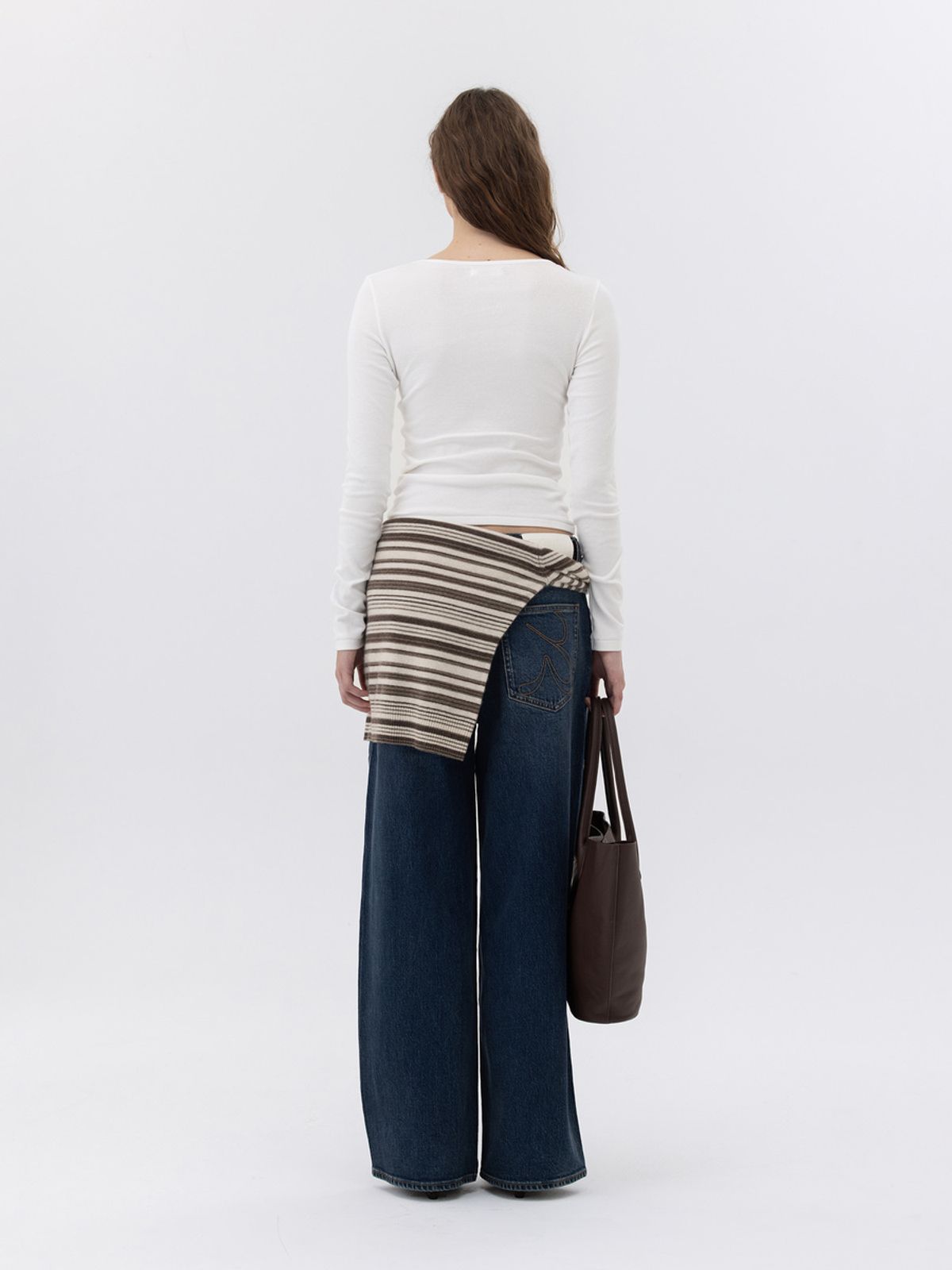 글로니(GLOWNY) G CHARM V-NECK LONG SLEEVE (WHITE)