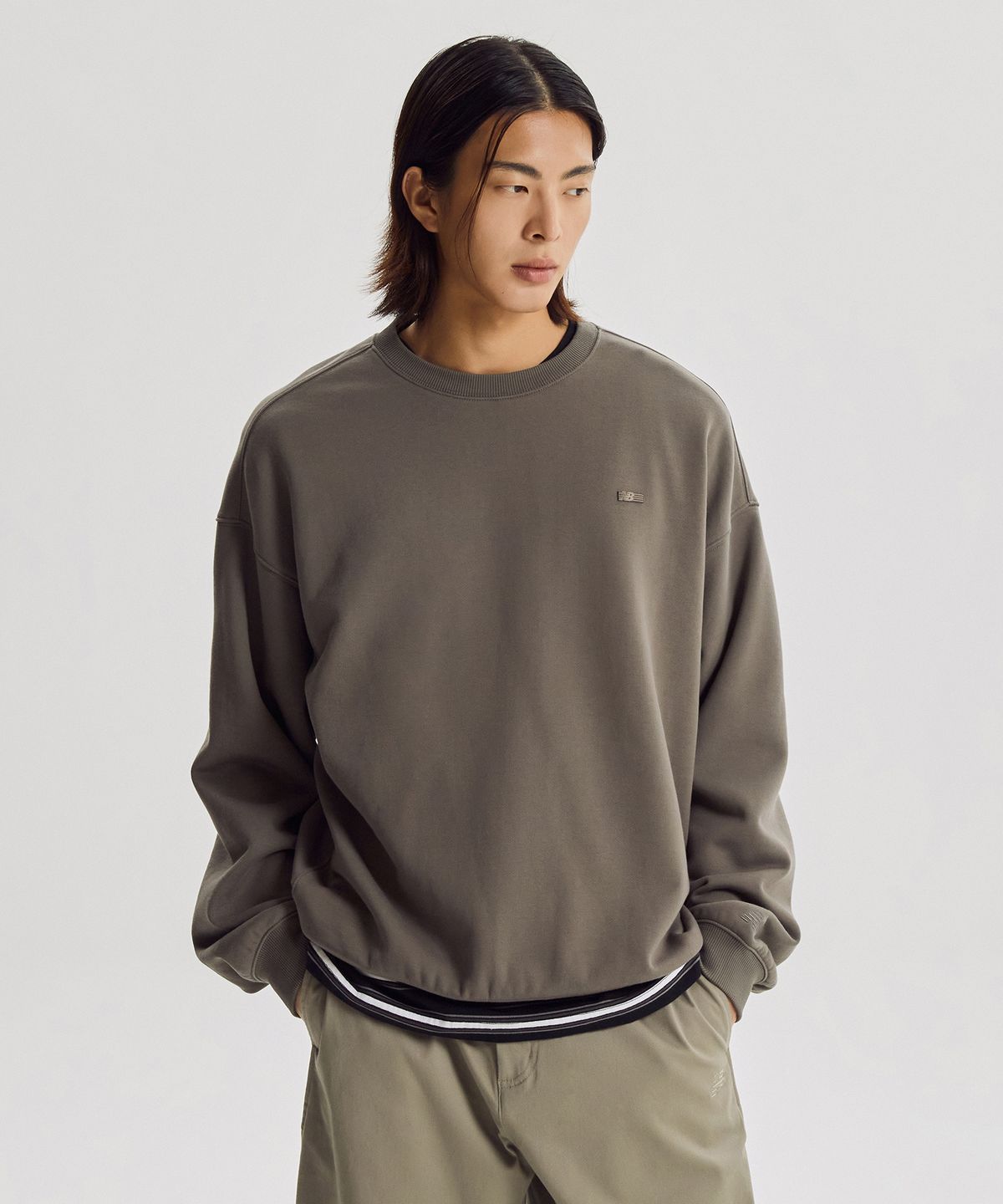 뉴발란스(NEW BALANCE) NBNCG41053 / UNI NEW GREY 레터링 기모 맨투맨 (G/KHAKI)