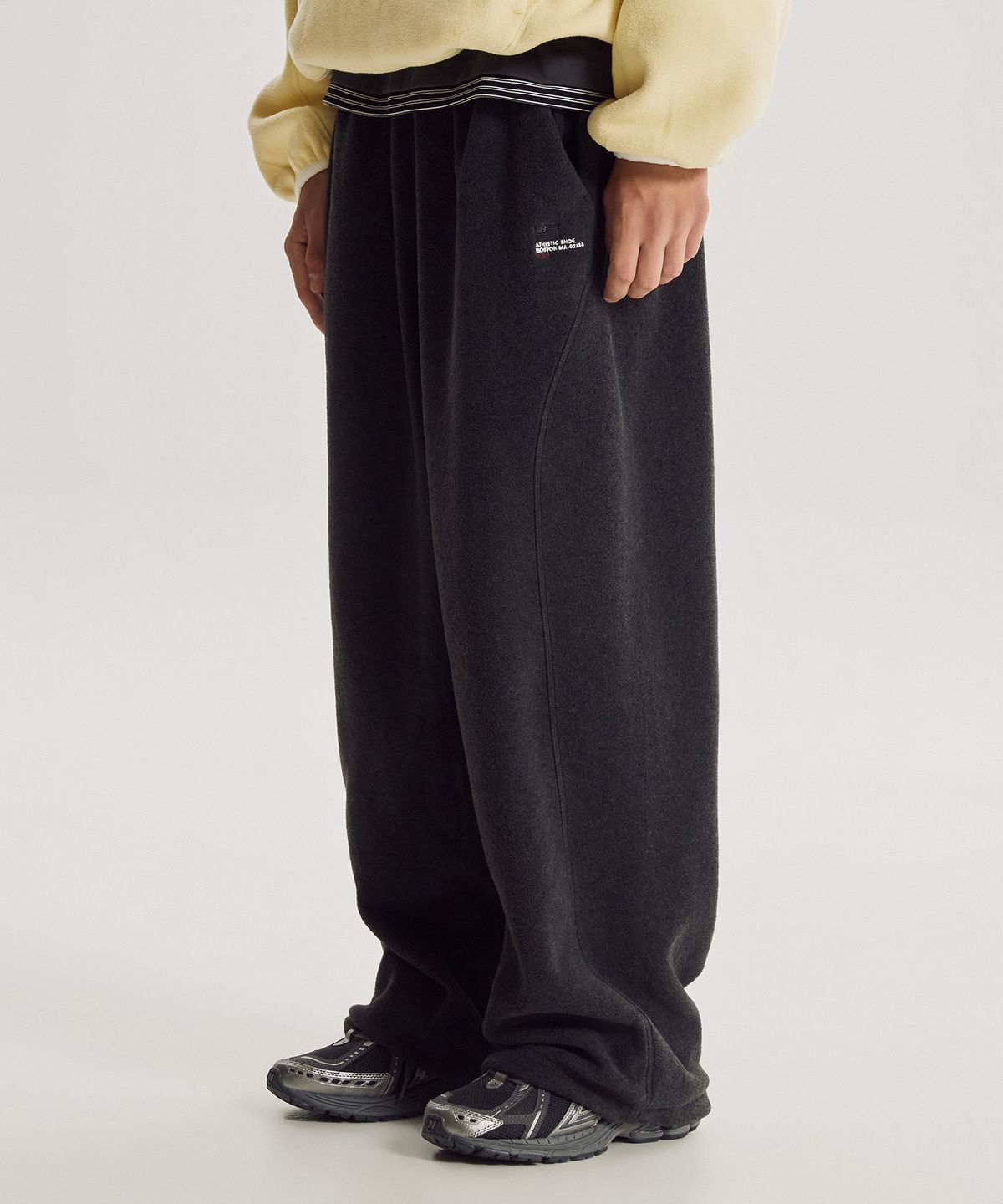 뉴발란스(NEW BALANCE) NBMLG41903 / UNI 플라잉 AEROHEAT 플리스 2WAY 와이드 팬츠 (CHARCOAL)