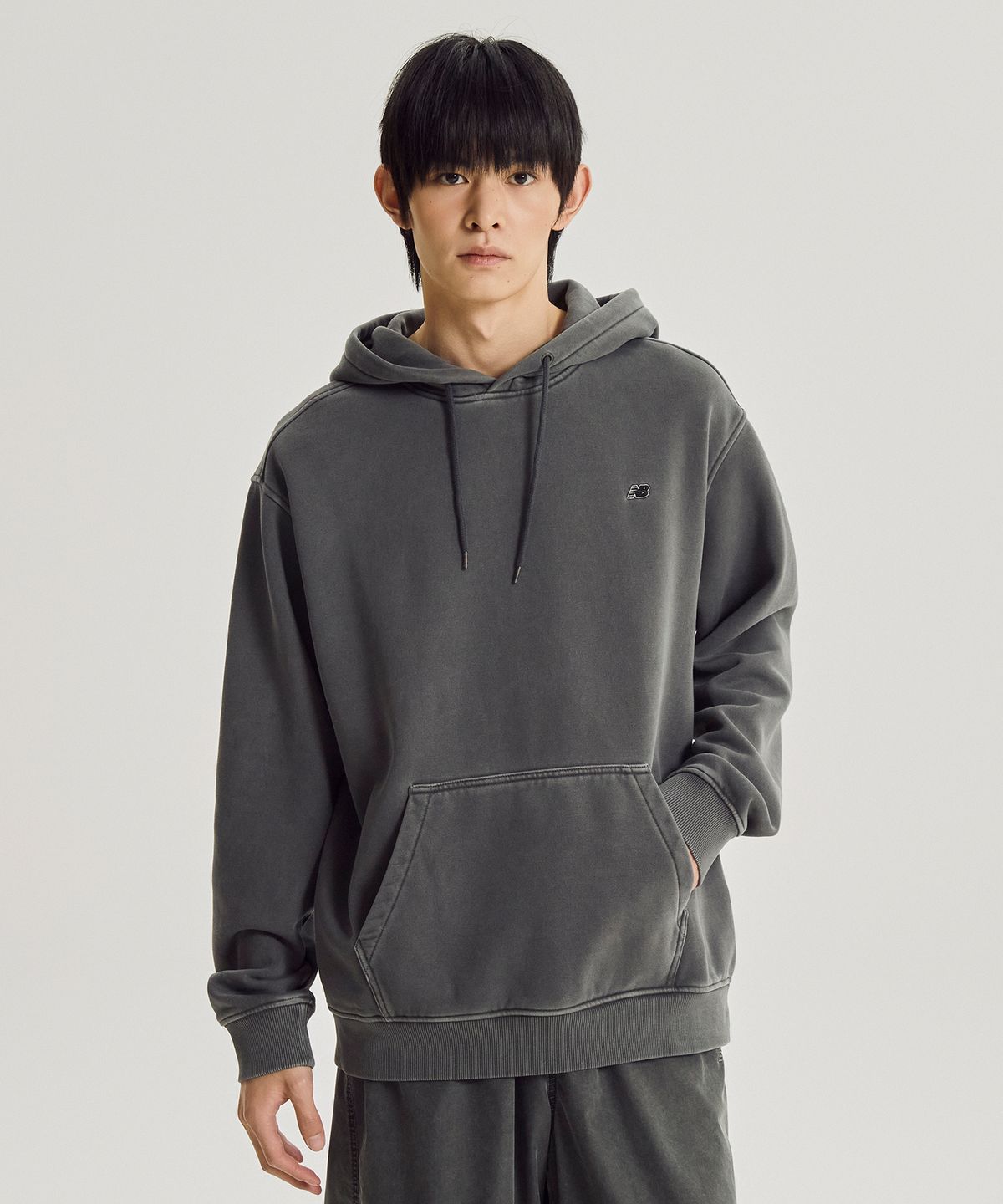 뉴발란스(NEW BALANCE) NBN0G41013 / UNI 에센셜 클래식 다잉 기모 후드티 (D/CHARCOAL)