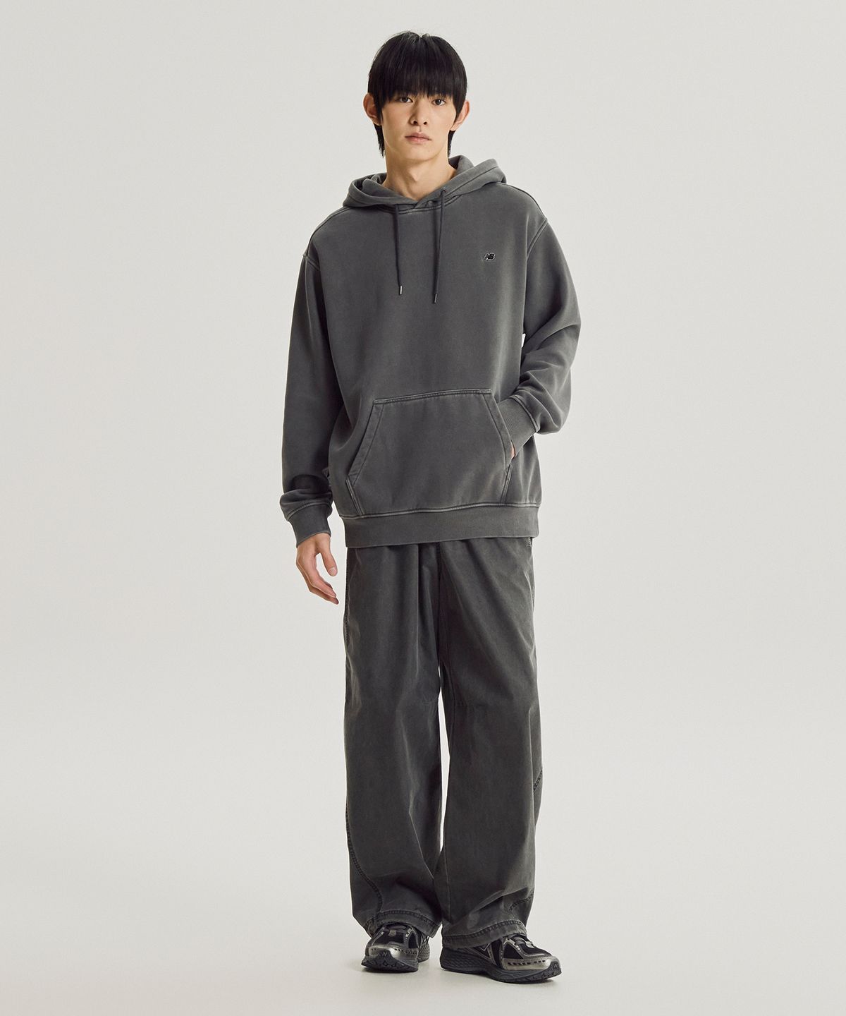 뉴발란스(NEW BALANCE) NBN0G41013 / UNI 에센셜 클래식 다잉 기모 후드티 (D/CHARCOAL)