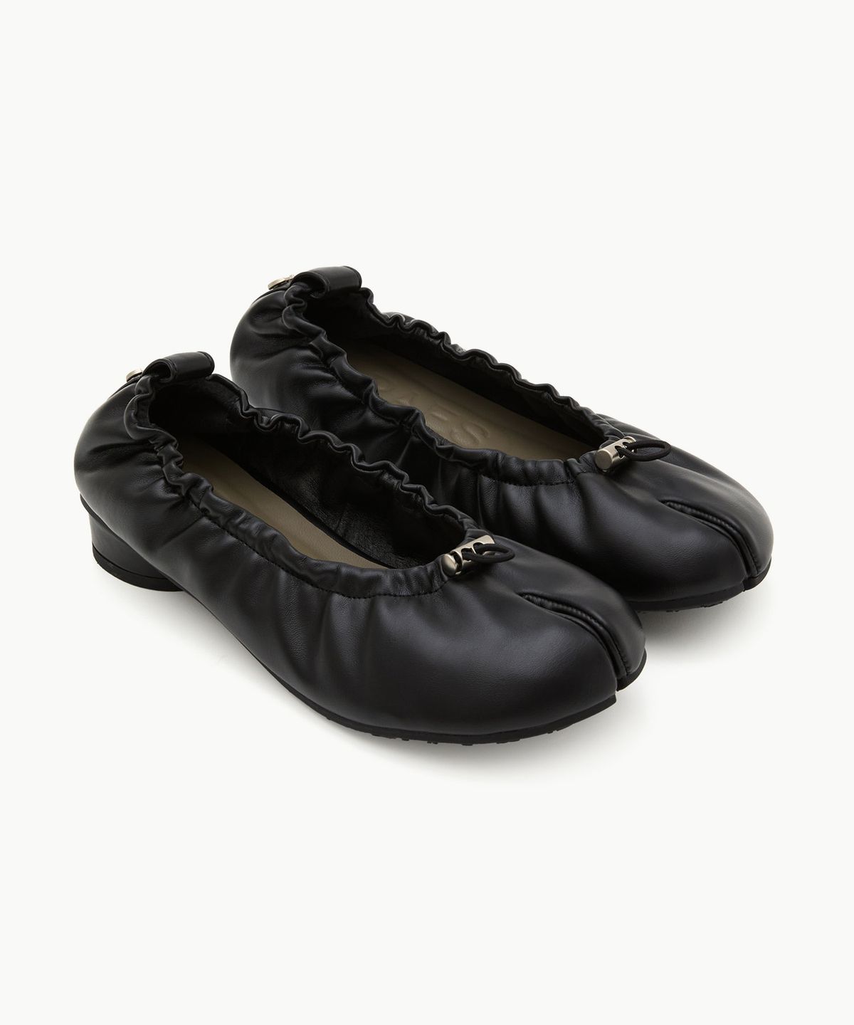 페이즈(PAES) Draping Tabi Pumps / Black