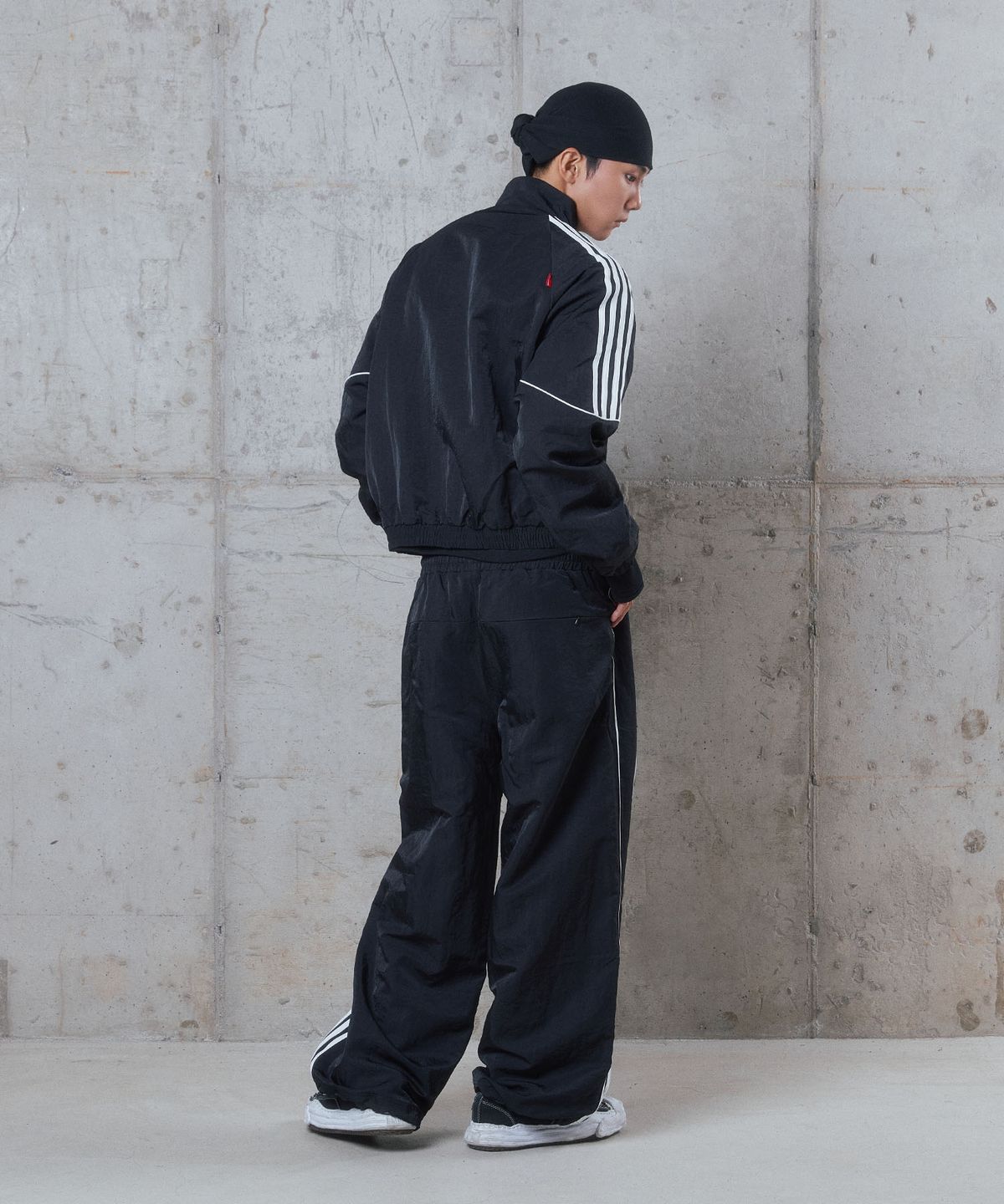 디오스피스(DAUSPICE) (DUC) Hooligan Track Jacket & Wide Track Pants Black Set-up