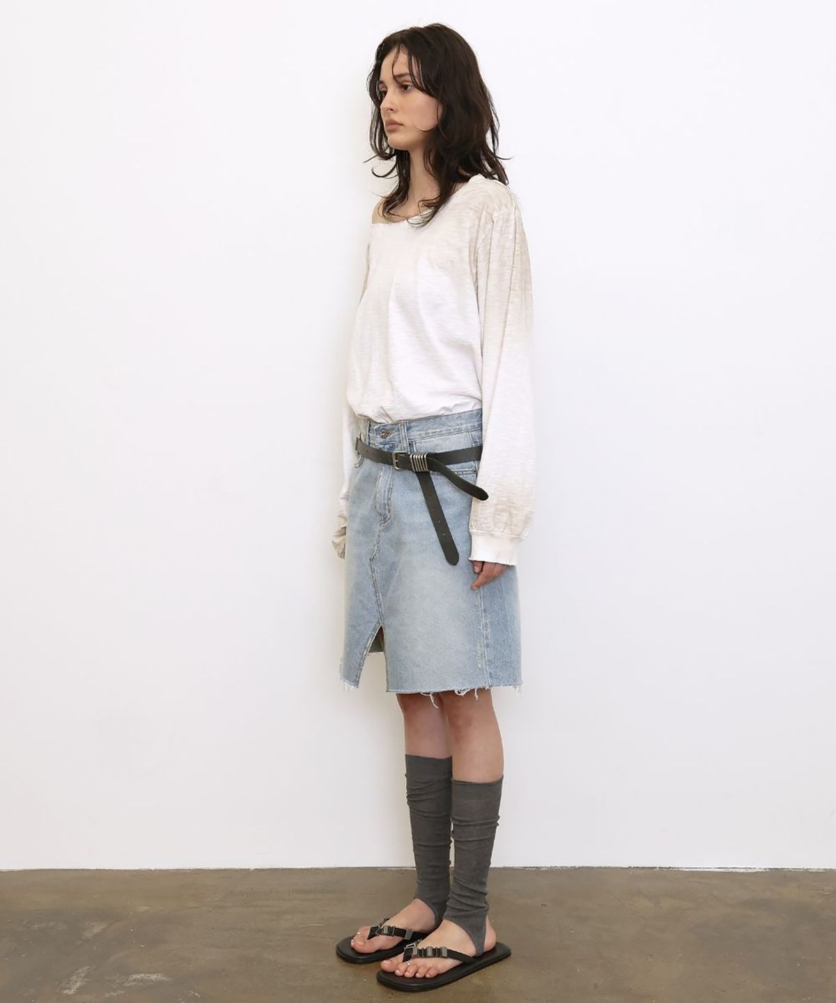 더블유케이엔디 프로젝트(WKND PROJECT) LOW CUT-OFF DENIM SKIRT