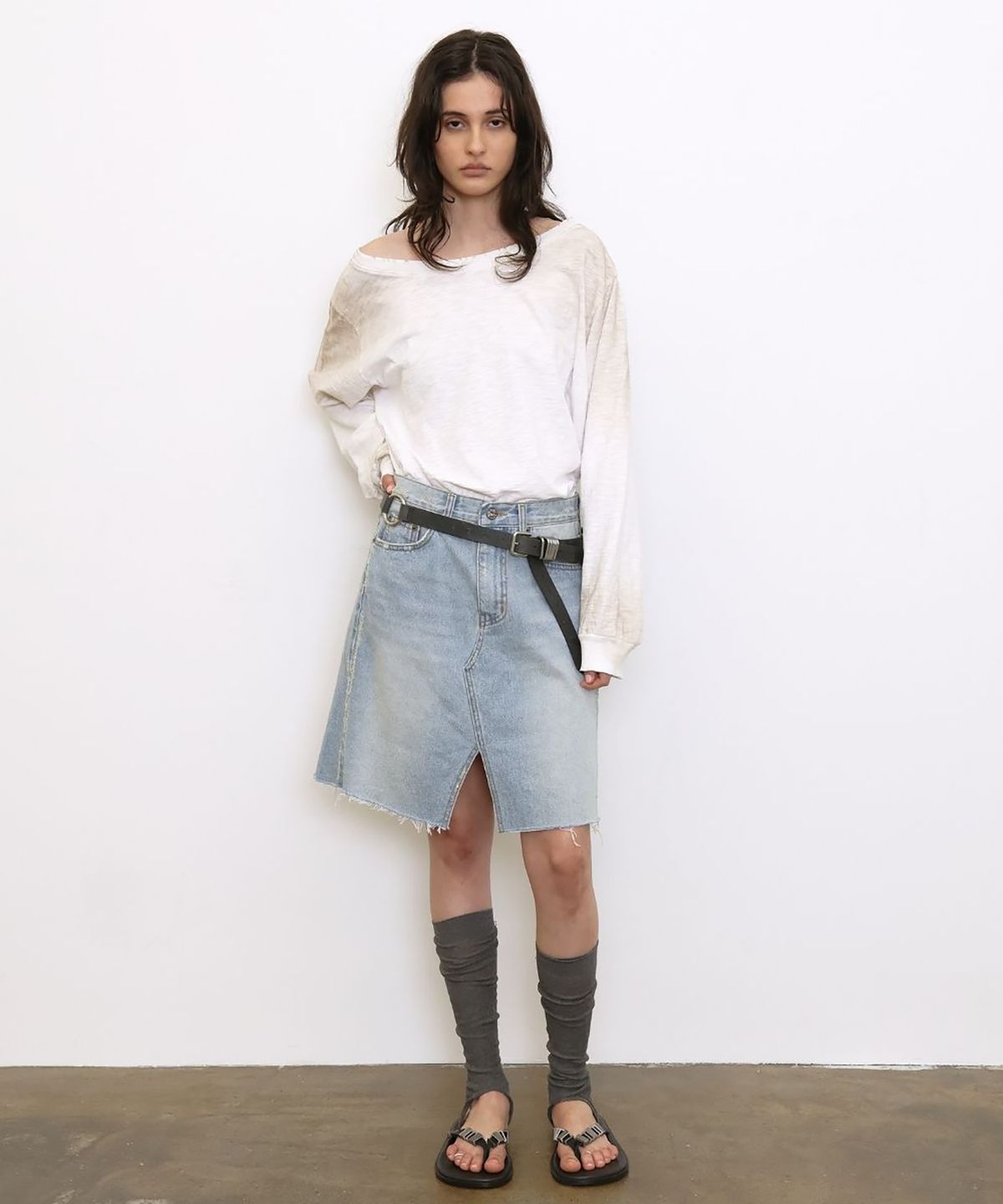 더블유케이엔디 프로젝트(WKND PROJECT) LOW CUT-OFF DENIM SKIRT