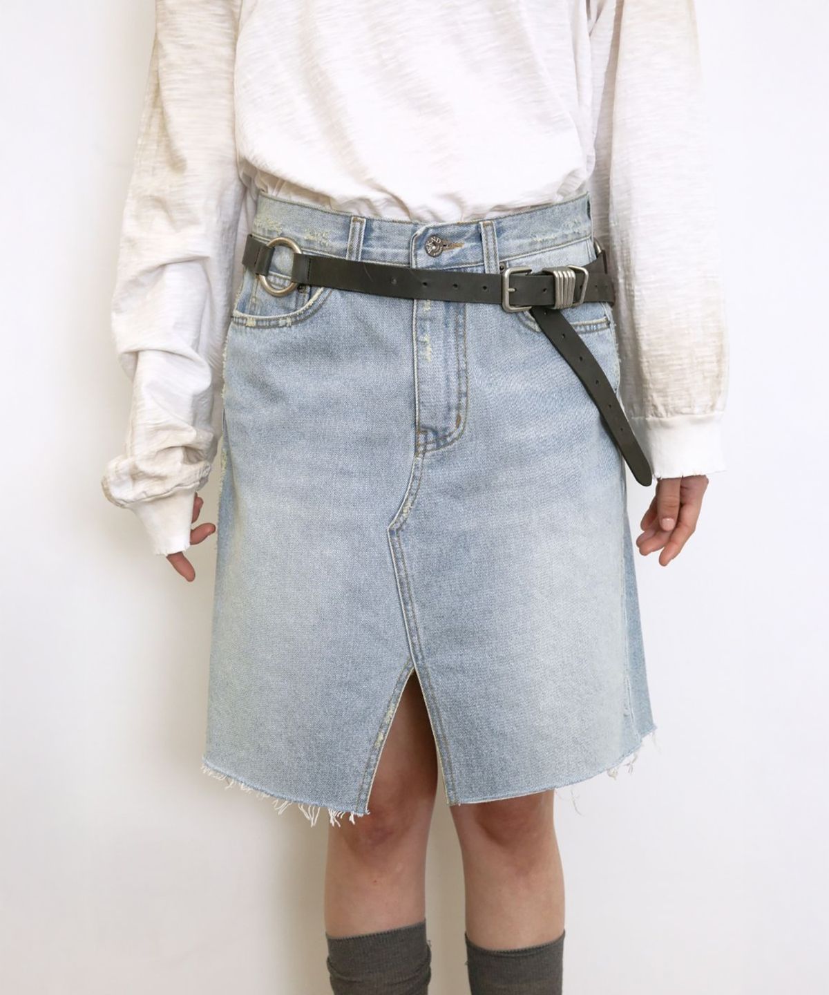 더블유케이엔디 프로젝트(WKND PROJECT) LOW CUT-OFF DENIM SKIRT