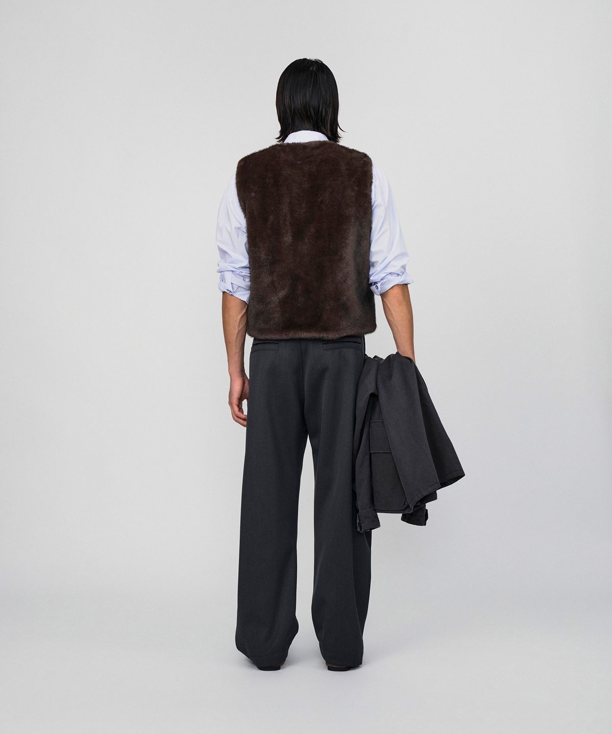 호이테(HEUTE) REVERSIBLE FUR TWILL VEST (DARK GREY)