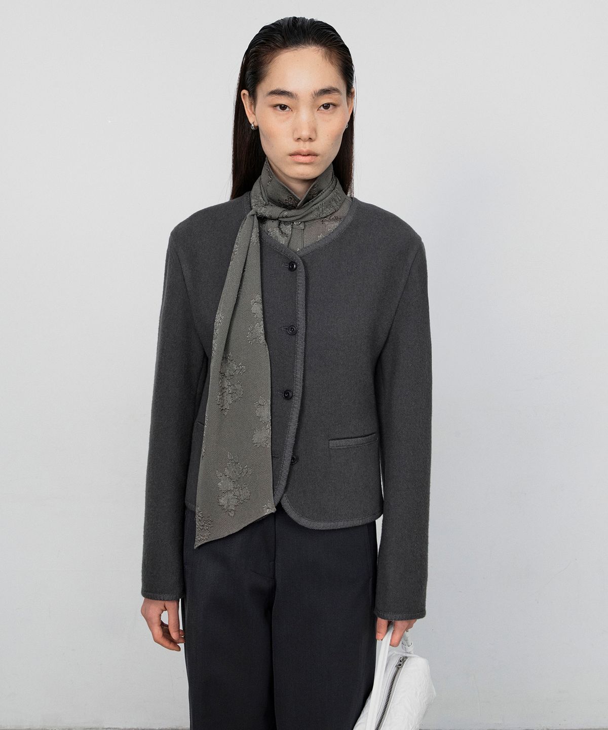 호이테(HEUTE) COLLARLESS WOOL BUTTON CARDIGAN (GREY KHAKI)