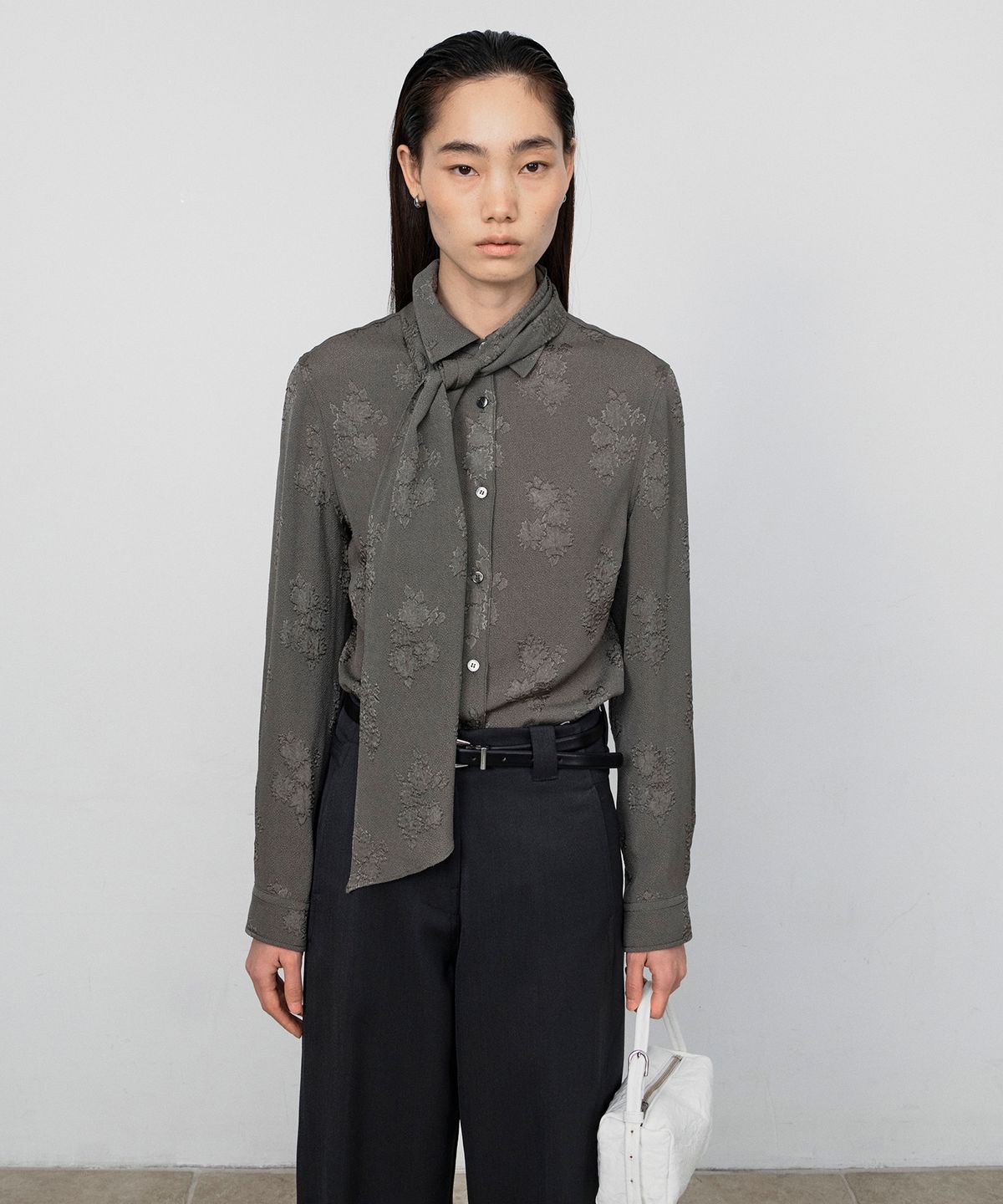 호이테(HEUTE) LESLIE JACQUARD FLORAL SHIRT (GREY KHAKI)