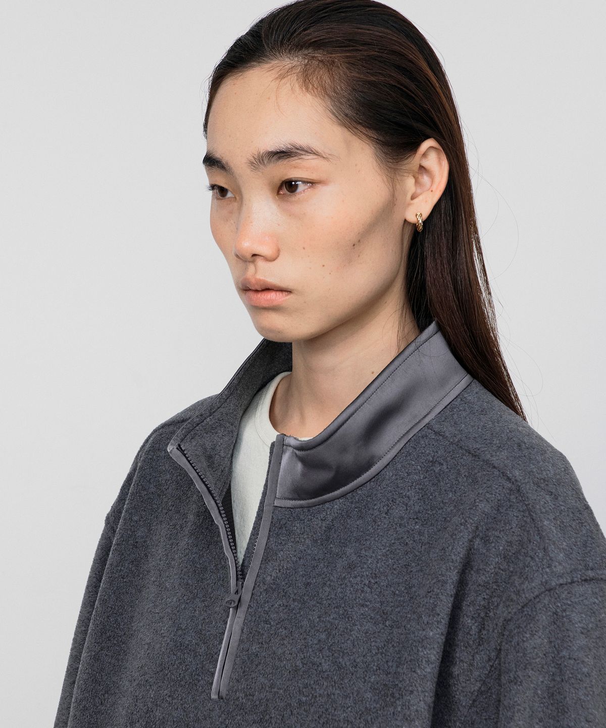 호이테(HEUTE) BLAKE FLEECE HALF ZIP PULLOVER (CHARCOAL)