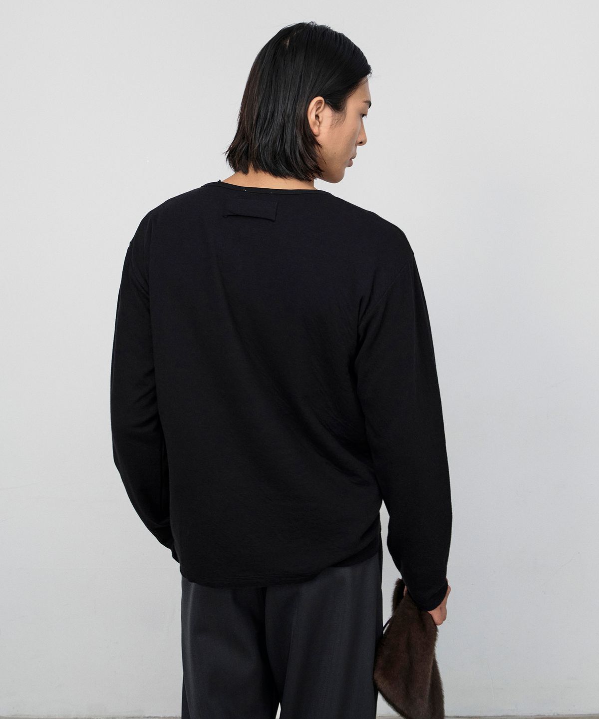 호이테(HEUTE) CLAUDE RAW CUT HENLEY LONG SLEEVE (BLACK)