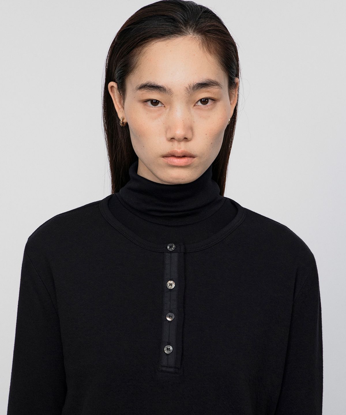호이테(HEUTE) CLAUDE RAW CUT HENLEY LONG SLEEVE (BLACK)