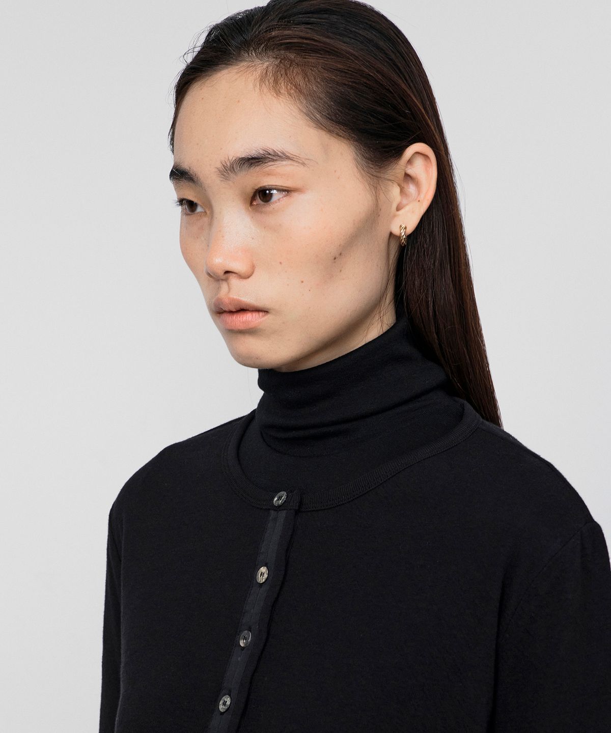 호이테(HEUTE) CLAUDE RAW CUT HENLEY LONG SLEEVE (BLACK)