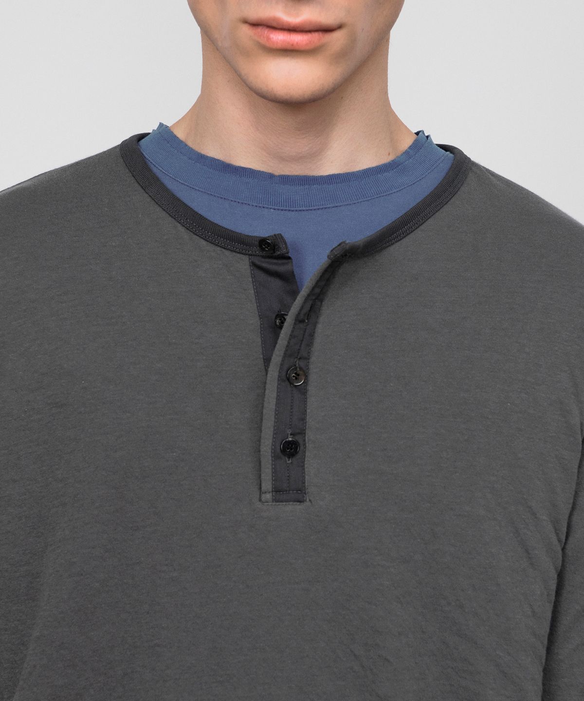 호이테(HEUTE) CLAUDE RAW CUT HENLEY LONG SLEEVE (GREY)
