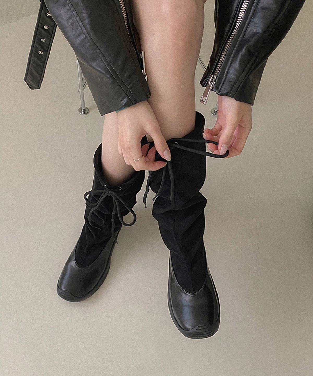 무드앤플(MOODNPLE) Dan 슬라우치 러버솔 부츠 2cm black