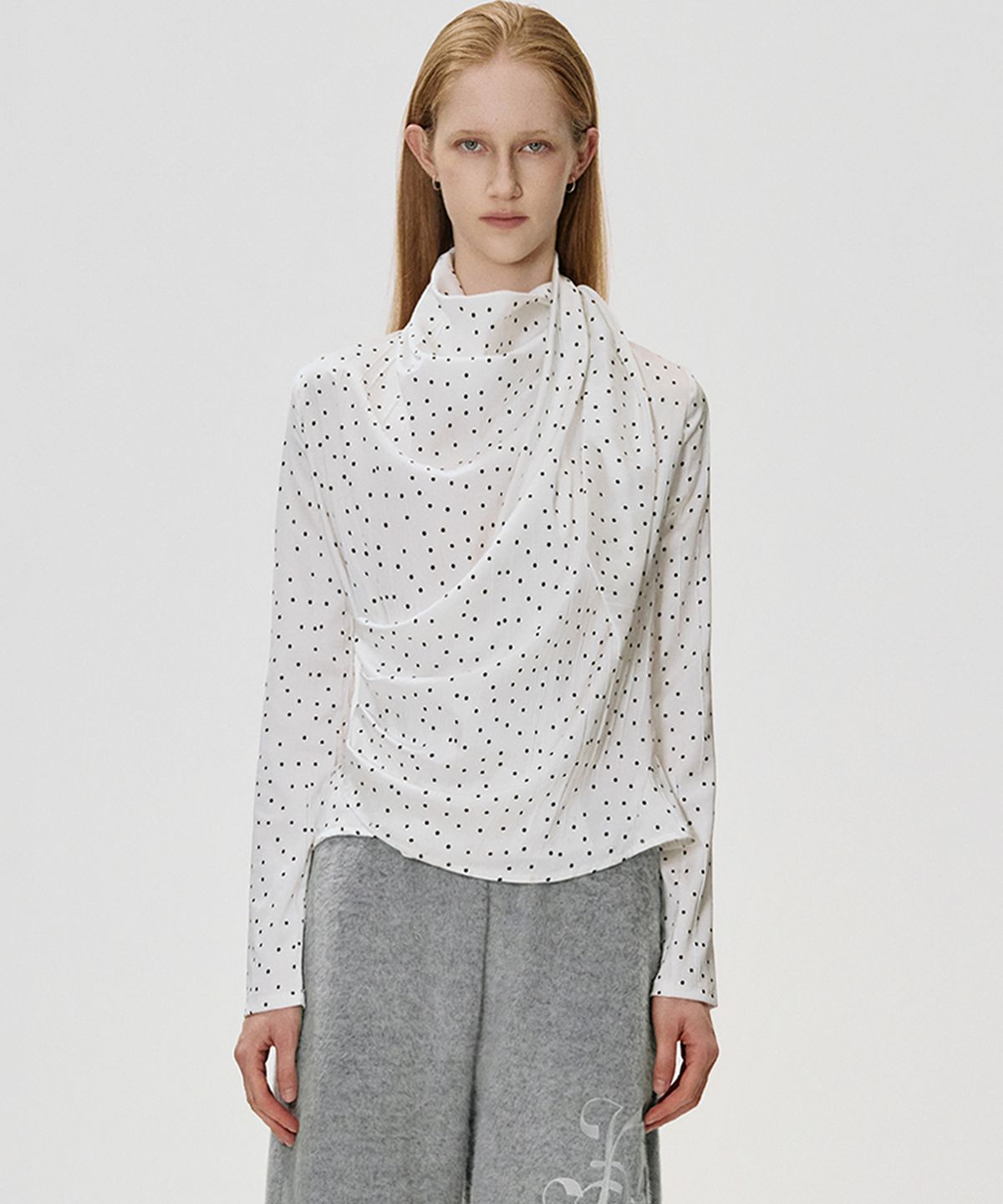 킴지수(KIMZISU) Draped Scarf Dot Top_WHITE
