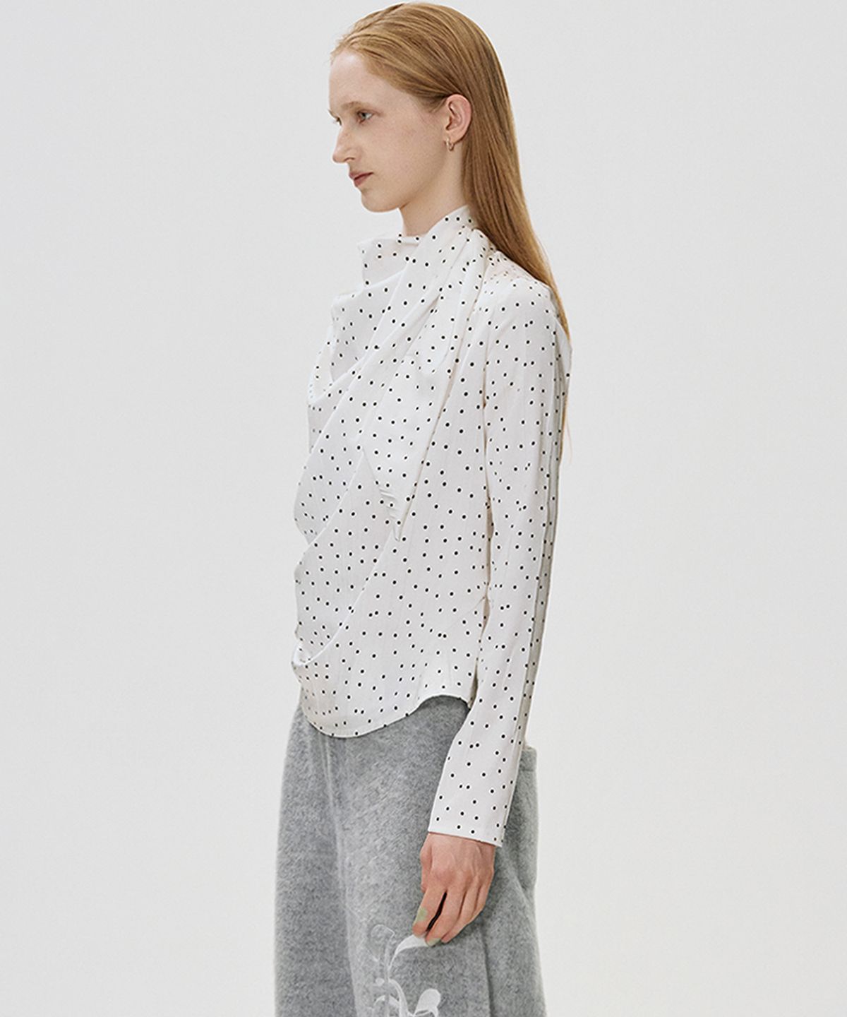 킴지수(KIMZISU) Draped Scarf Dot Top_WHITE