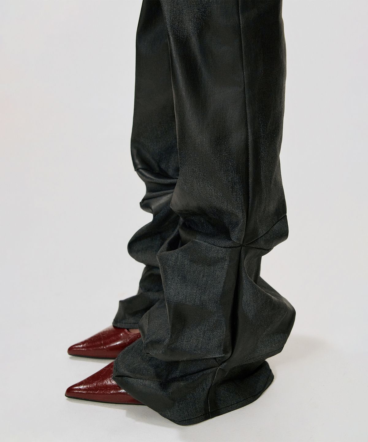 킴지수(KIMZISU) Coated Draped Bootcut Jeans_BLACK