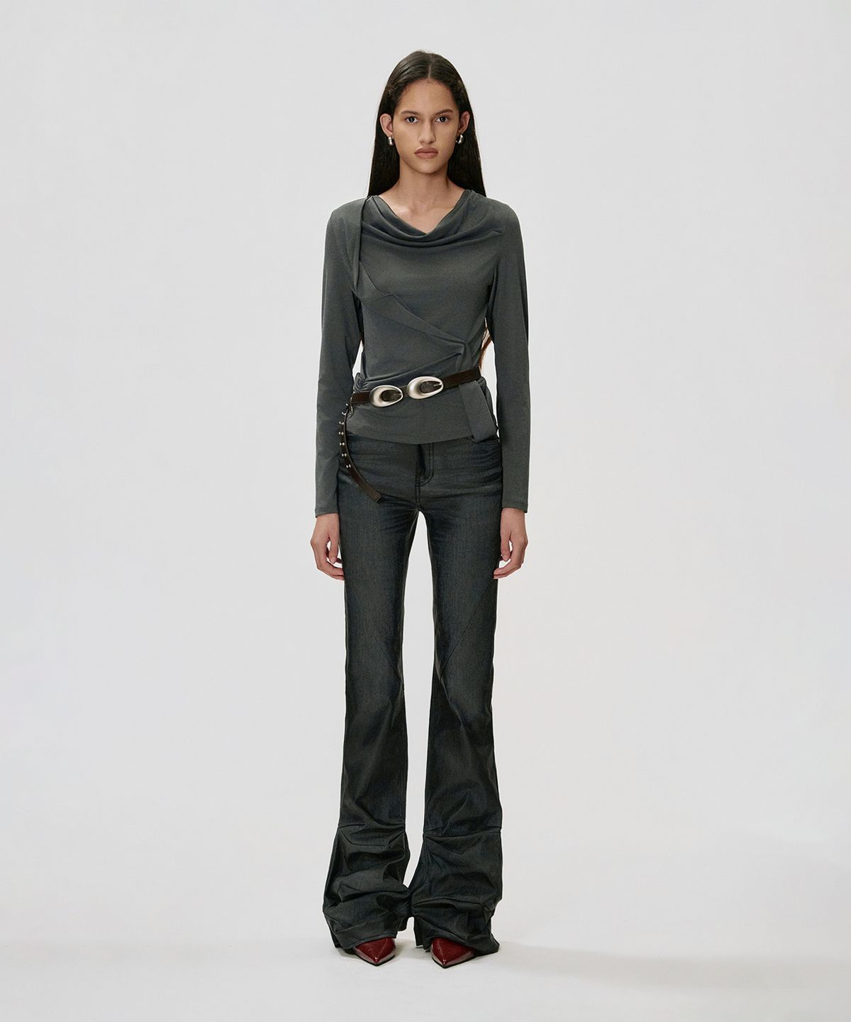 킴지수(KIMZISU) Coated Draped Bootcut Jeans_BLACK