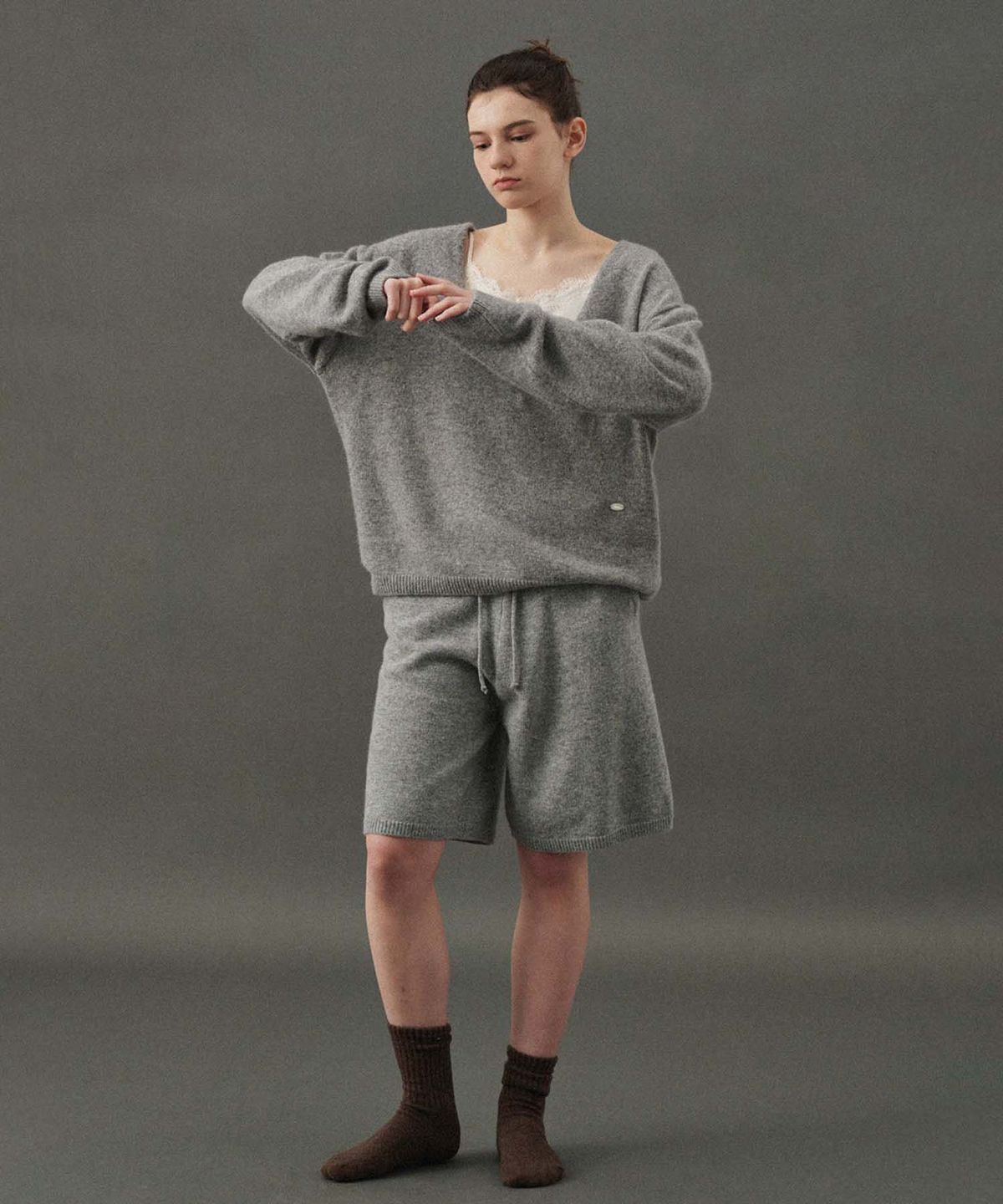 플라드주르(PLATDUJOUR) Raccoon V-neck Knit (Grey)