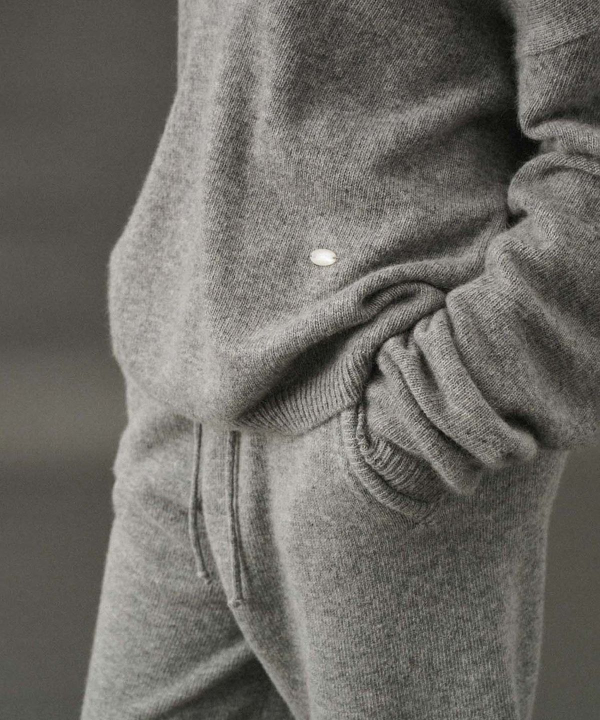 플라드주르(PLATDUJOUR) Raccoon V-neck Knit (Grey)