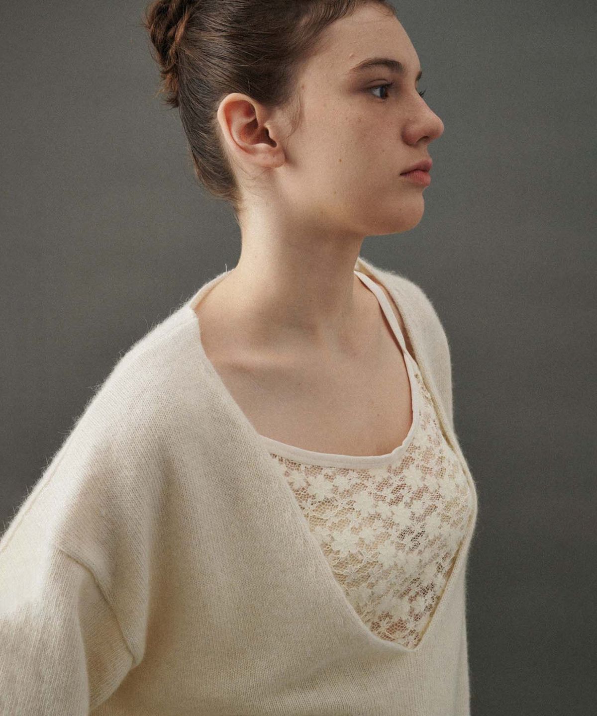플라드주르(PLATDUJOUR) Raccoon V-neck Knit (Ivory)