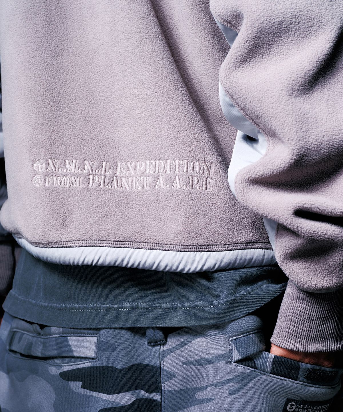 에이프(AAPE) AAPE X NMNL FLEECE HALF ZIP-UP - SAND GRAY