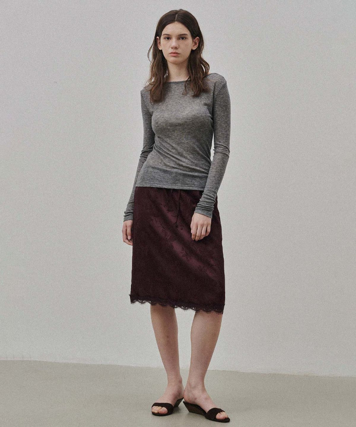 플라드주르(PLATDUJOUR) Satin midi skirt (Wine)