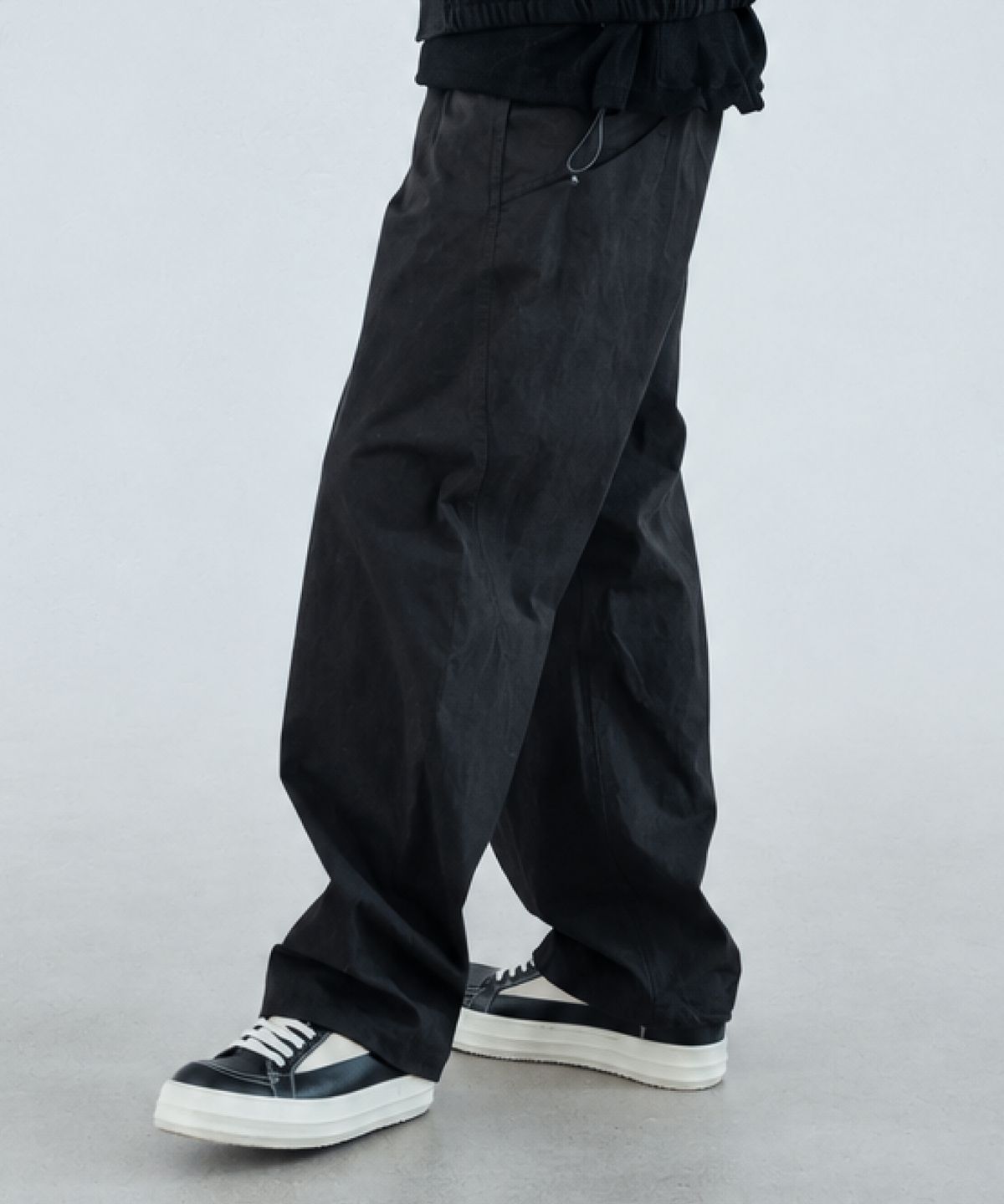 우석(WOOSUK) Arc Volume Pant (Washed Black)