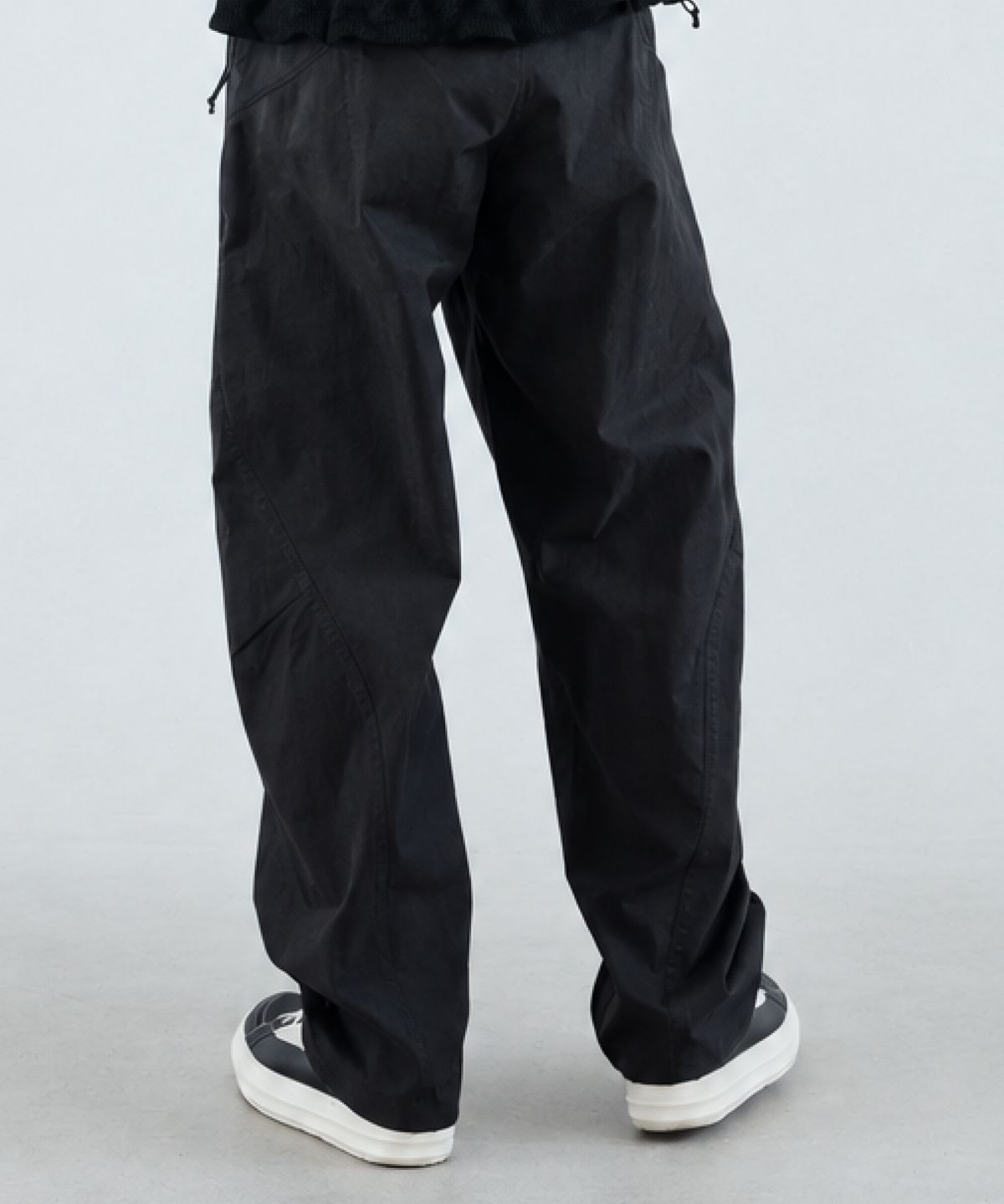 우석(WOOSUK) Arc Volume Pant (Washed Black)