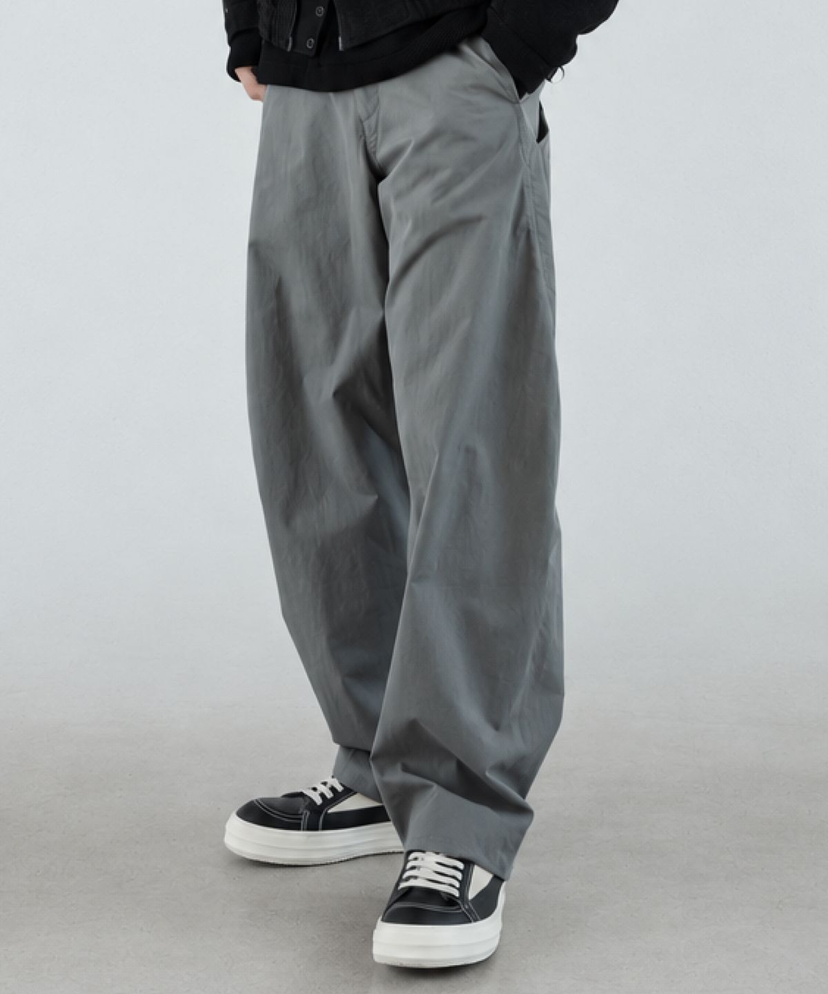 우석(WOOSUK) Arc Volume Pant (Olive Grey)