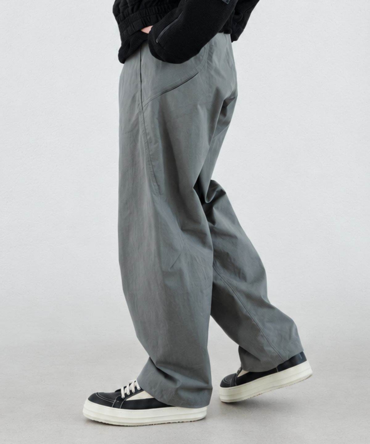 우석(WOOSUK) Arc Volume Pant (Olive Grey)
