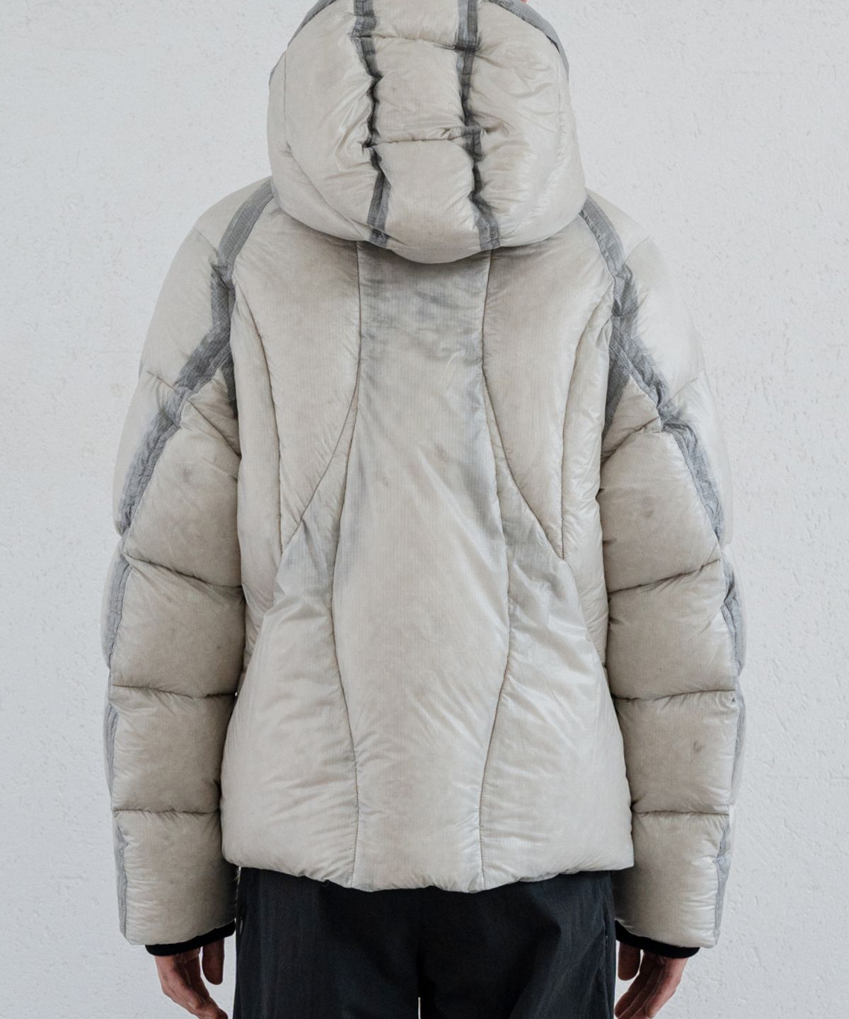 우석(WOOSUK) Contour Down Jacket (Light Grey)