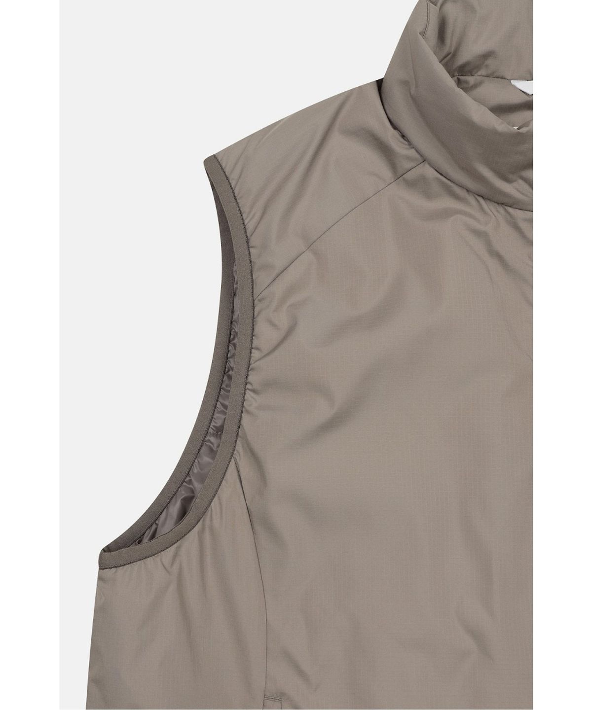 코오롱스포츠(KOLON SPORT) [Warm Daypack] 남성 레귤러핏 스탠드넥 베스트 TLVAW26681MUD