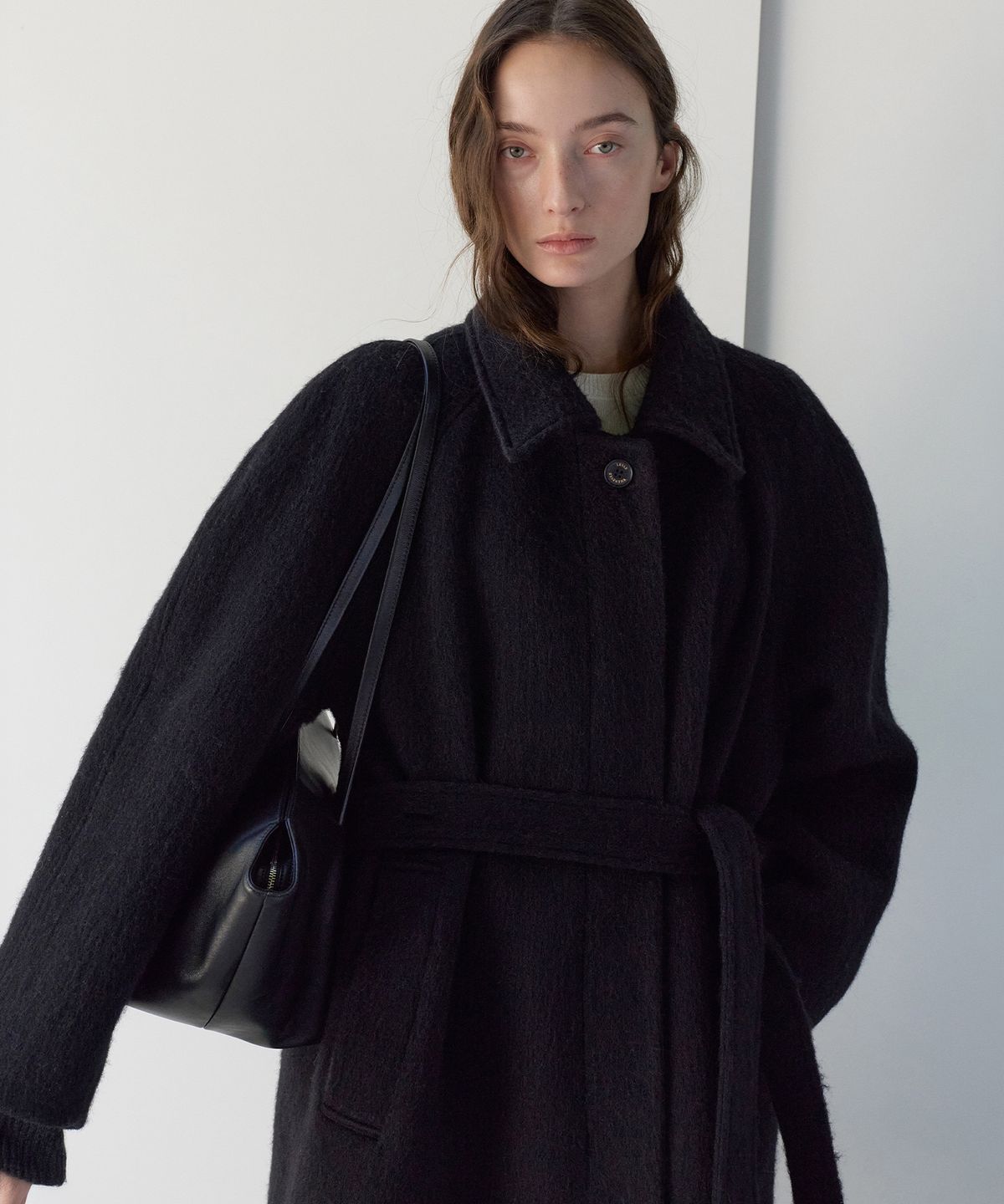 르바(LEVAR) Moss Alpaca Raglan Half Coat - Black