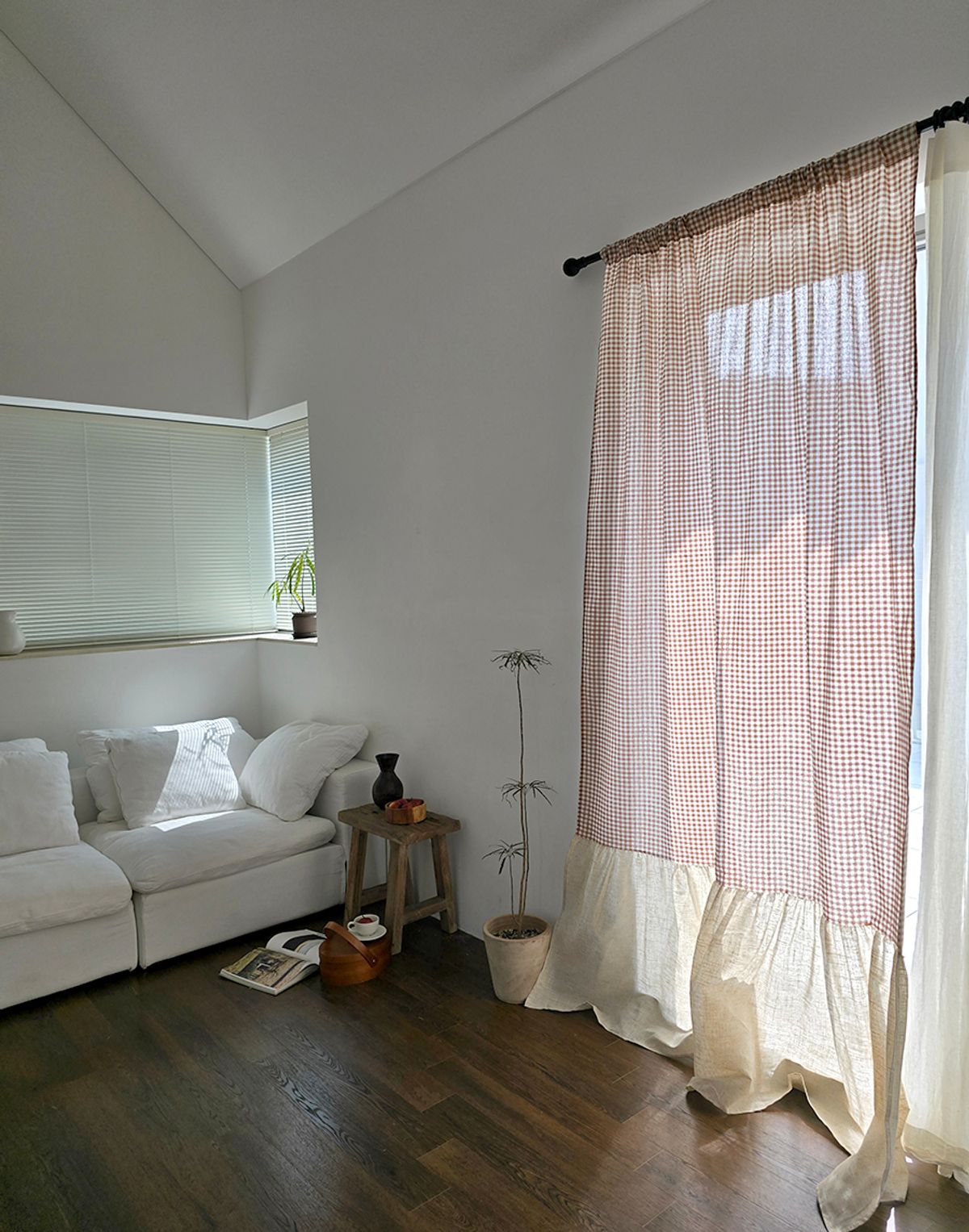 블랑쉬하우스(BLANCHE HOUSE) 블랑쉬 로즈 브라운 깅엄체크 프릴 면마 봉집형 거실 침실 커튼