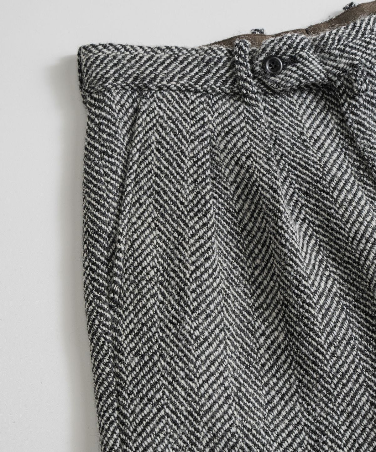 비헤비어(BEHEAVYER) W/P OFFICER TROUSERS herringbone