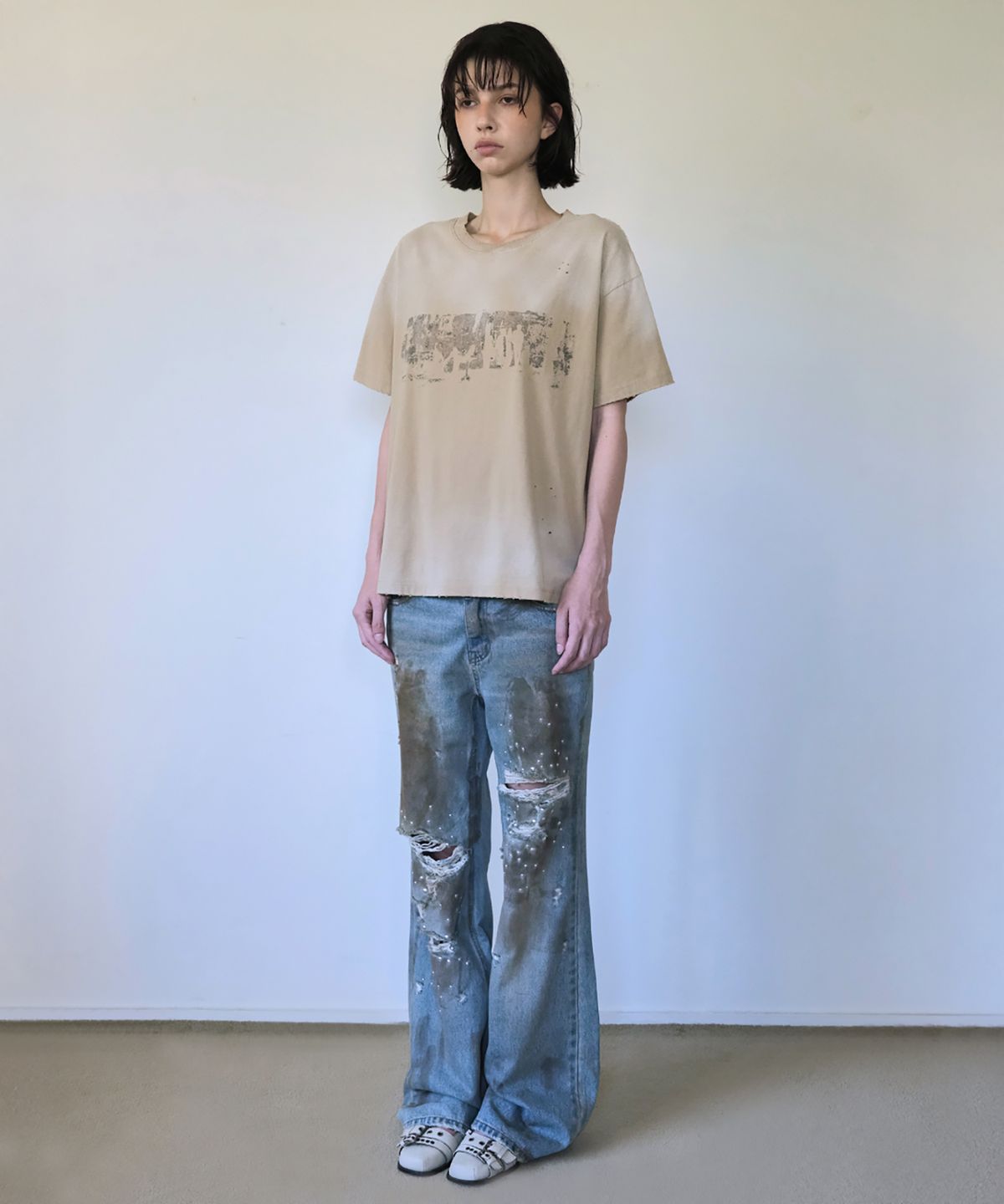 더블유케이엔디 프로젝트(WKND PROJECT) DISTRESSED HOTFIX DENIM PANTS