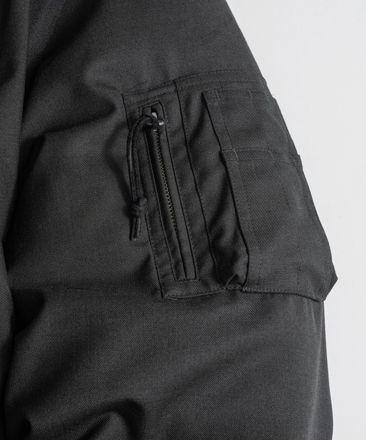비헤비어(BEHEAVYER) W/P N3B DUCK DOWN PARKA black