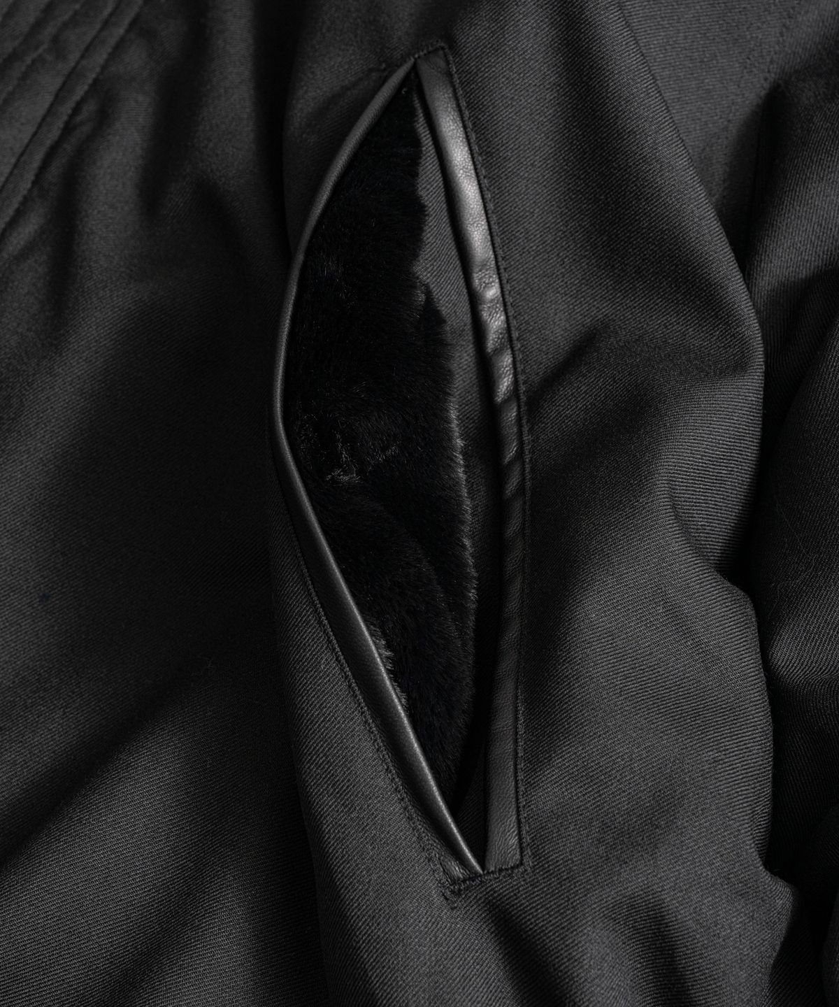 비헤비어(BEHEAVYER) W/P N3B DUCK DOWN PARKA black
