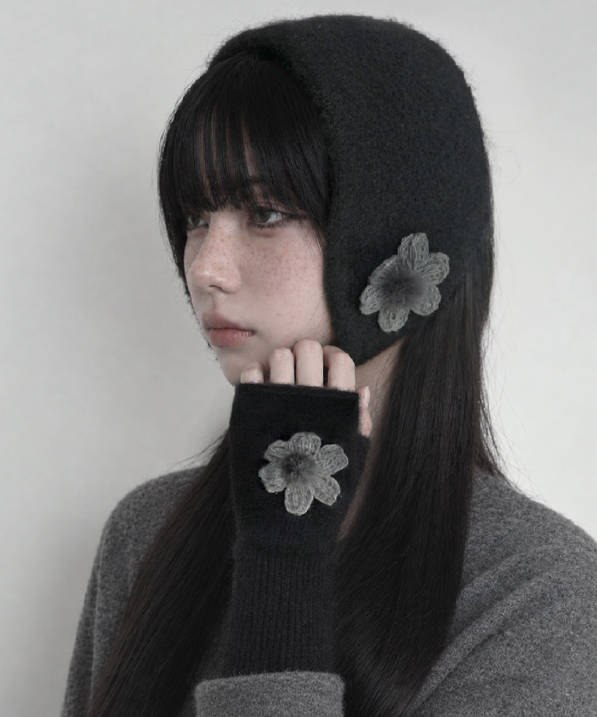 무아르모아(MOIREMOA) Flower Knit Ear Warmer - Black