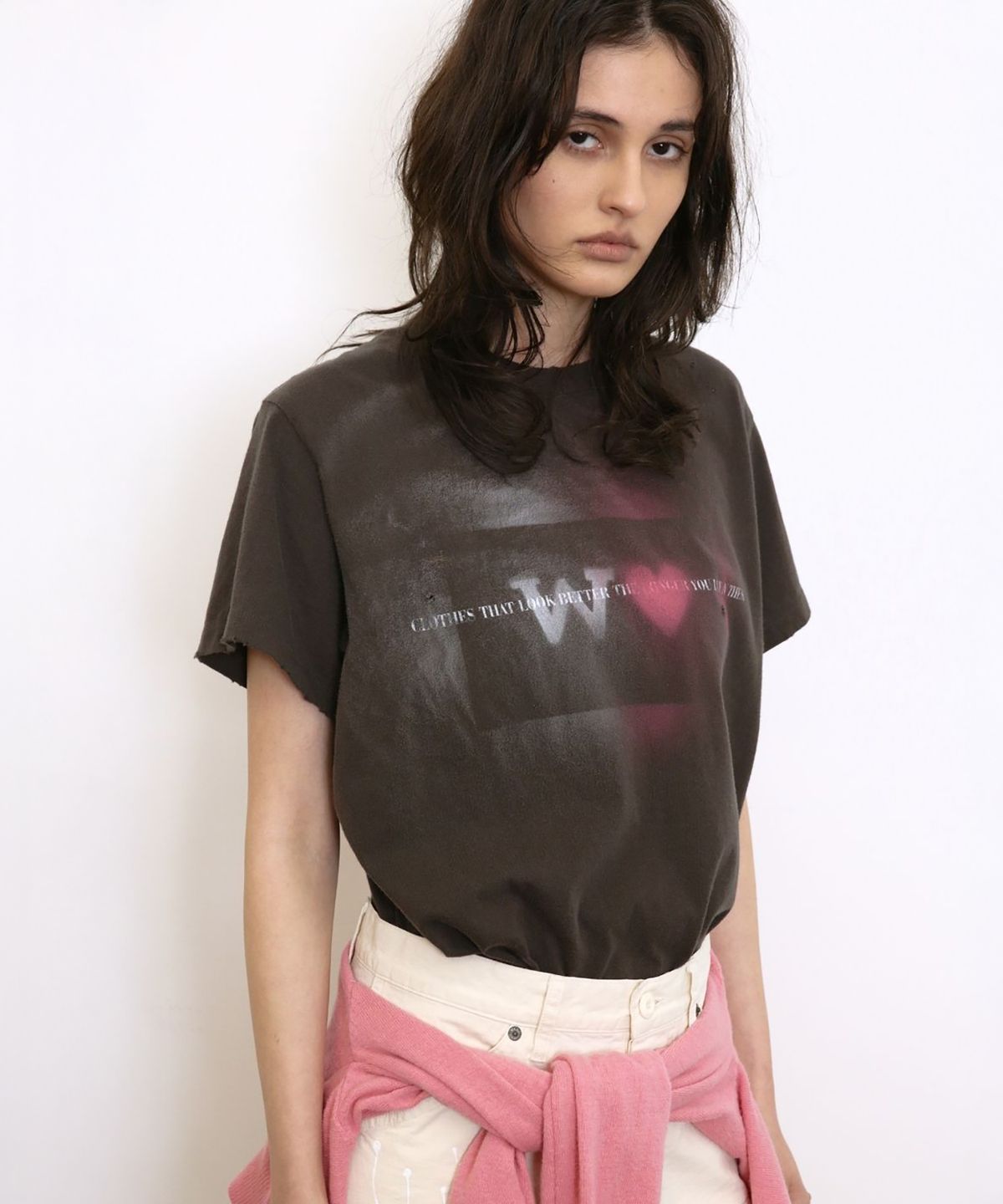 더블유케이엔디 프로젝트(WKND PROJECT) HAND-PAINTED LOVE GRAPHIC TEE (CHARCOAL)