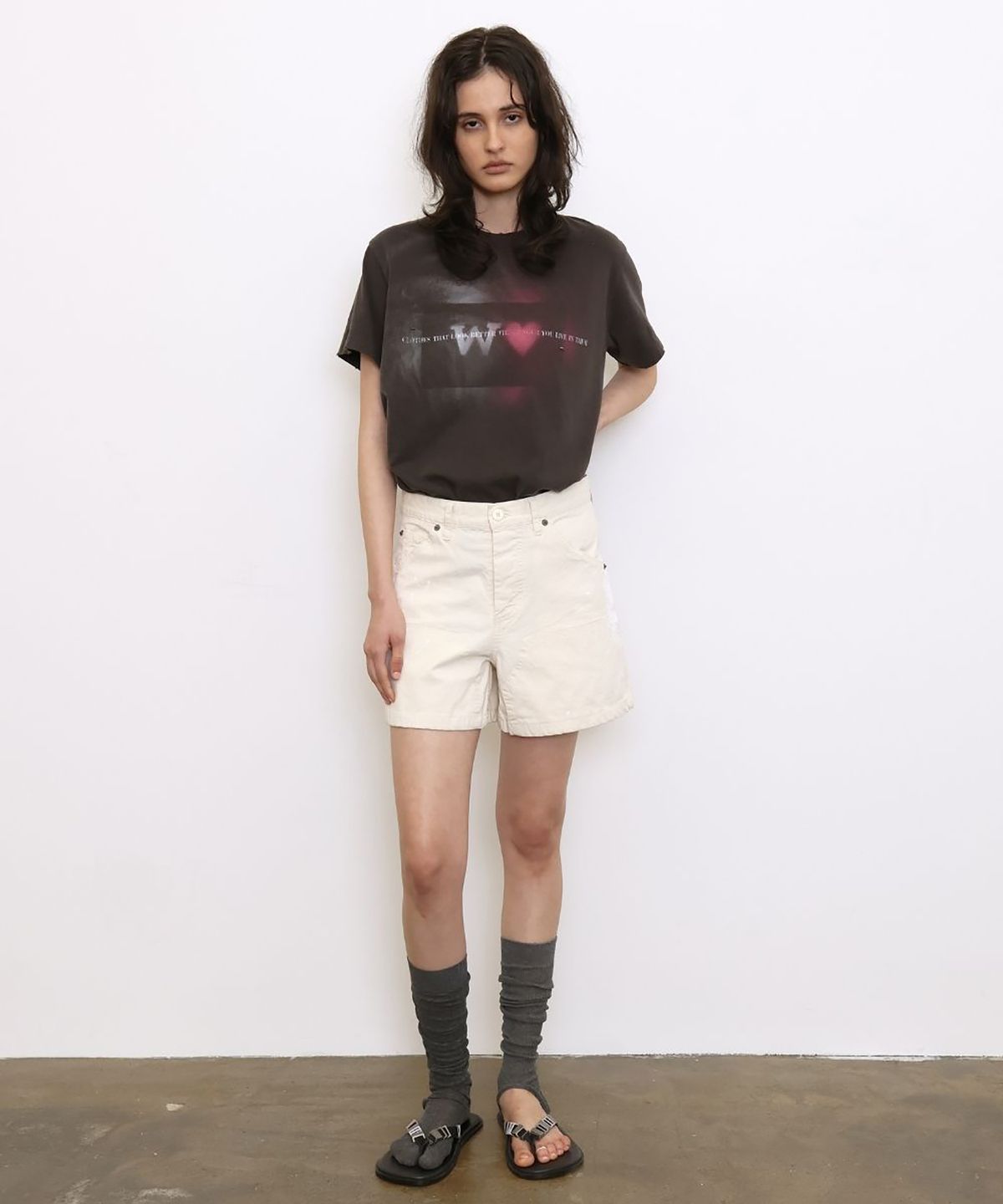 더블유케이엔디 프로젝트(WKND PROJECT) HAND-PAINTED LOVE GRAPHIC TEE (CHARCOAL)
