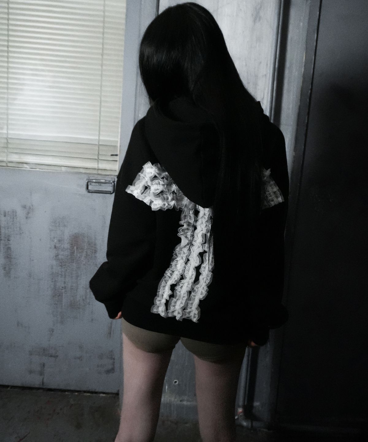 아야즈앤세이(AYASNSEY) KOHI BACK CROSS LACE HOTFIX OVER HOODIE ZIP UP