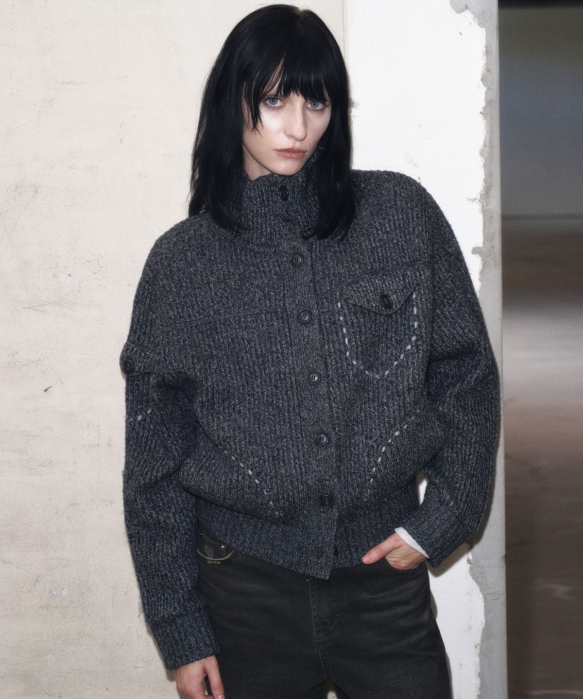 긴스키(GINSUKI) HAND STITCH FUNNEL-NECK KNIT ZIP-UP (CHARCOAL)