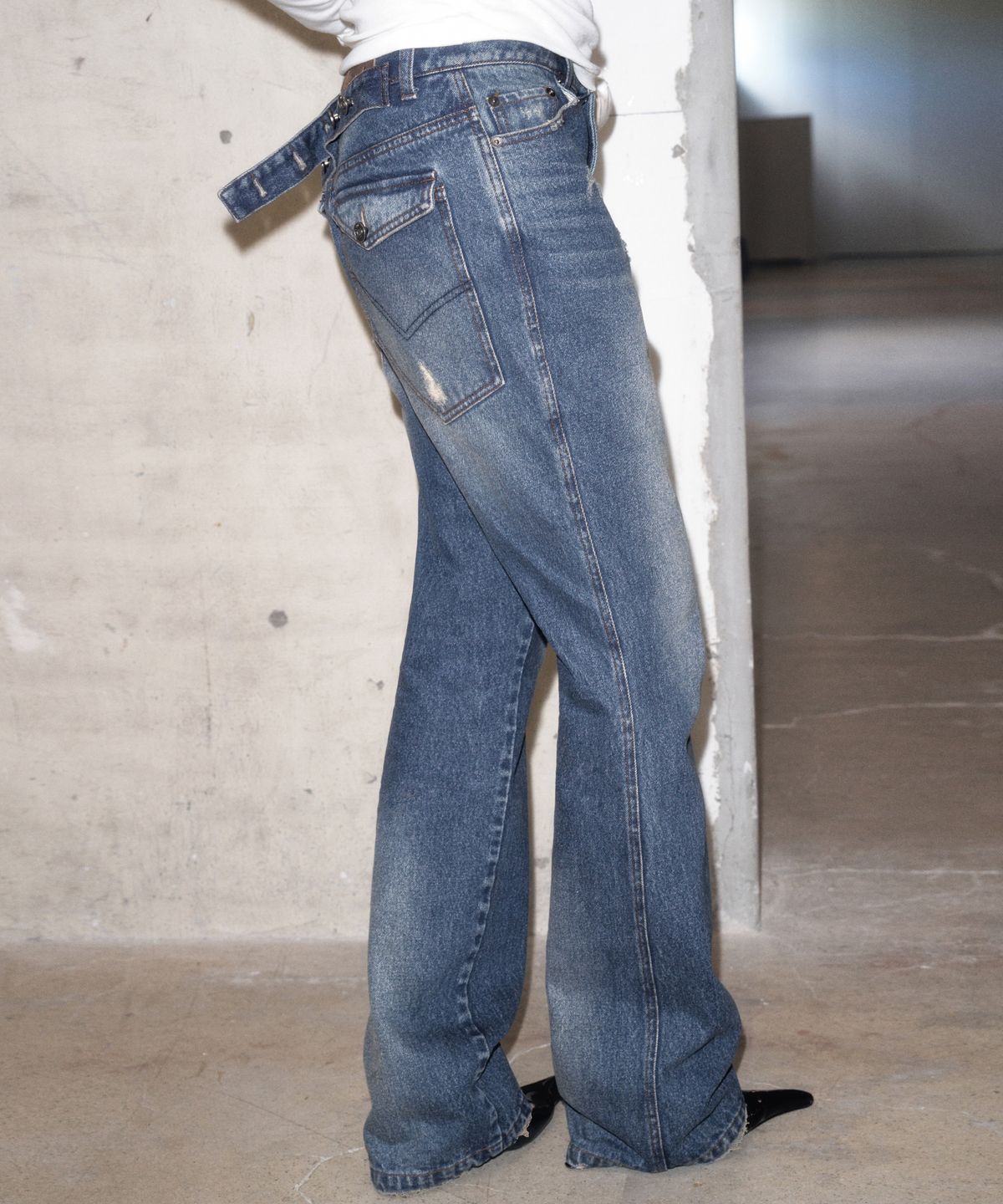 긴스키(GINSUKI) [긴스키 X 물바다]BACK STRAP WASHED FLARE DENIM PANTS (BLUE)