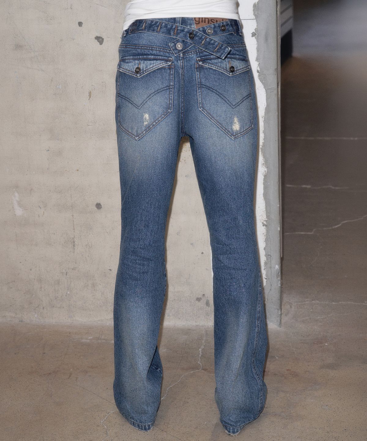 긴스키(GINSUKI) [긴스키 X 물바다]BACK STRAP WASHED FLARE DENIM PANTS (BLUE)