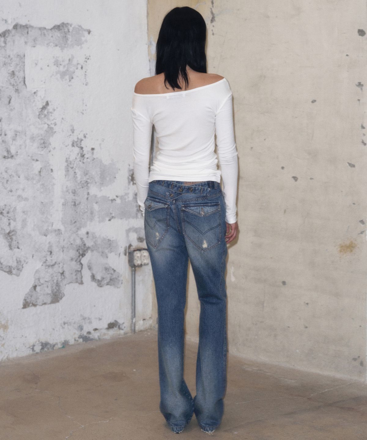 긴스키(GINSUKI) [긴스키 X 물바다]BACK STRAP WASHED FLARE DENIM PANTS (BLUE)
