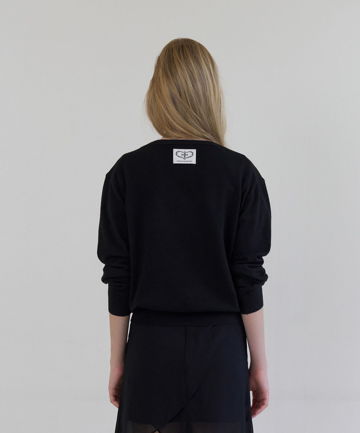 톤드(TONED) Hush deep v-neck knit (black)