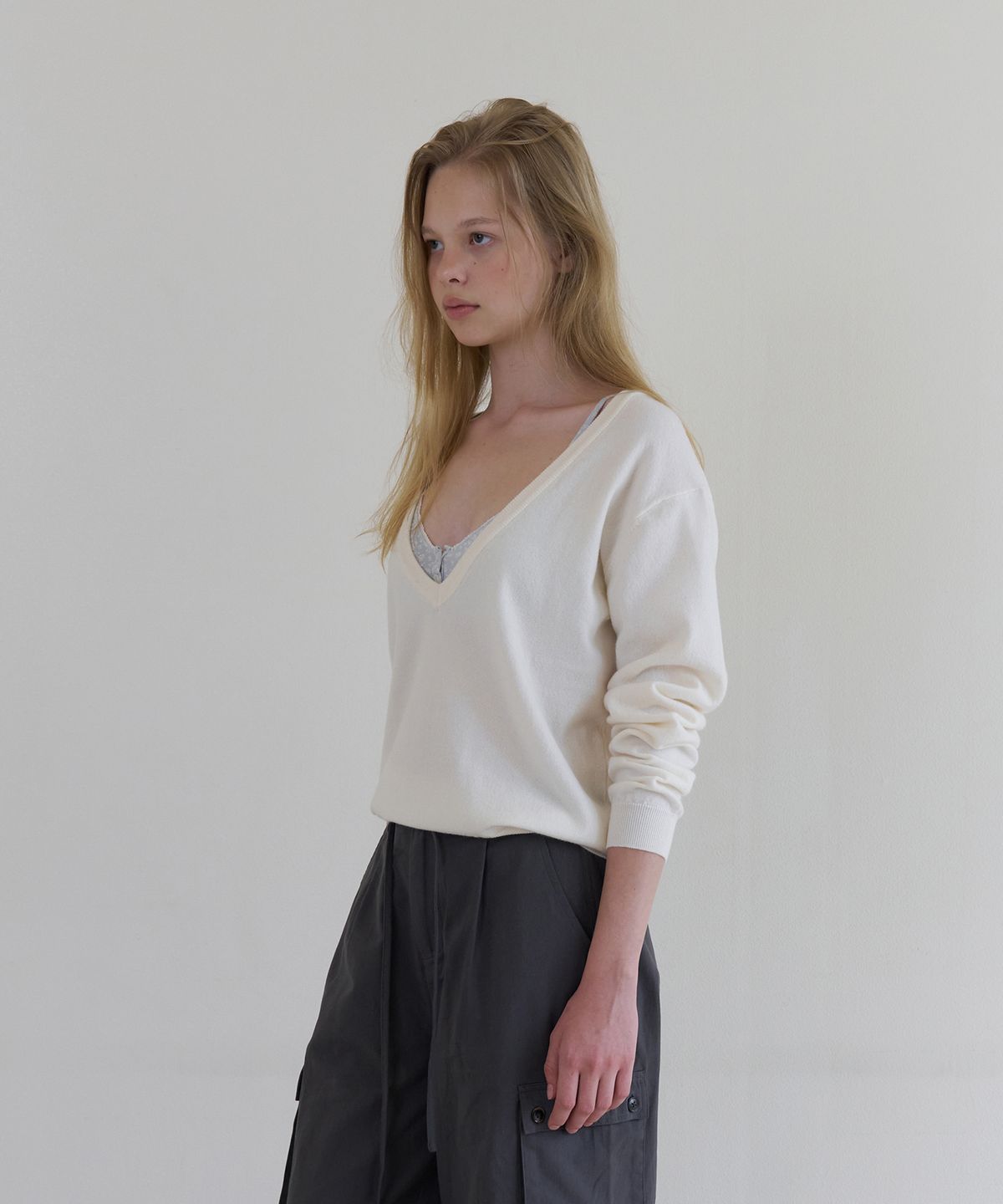 톤드(TONED) Hush deep v-neck knit (ivory)
